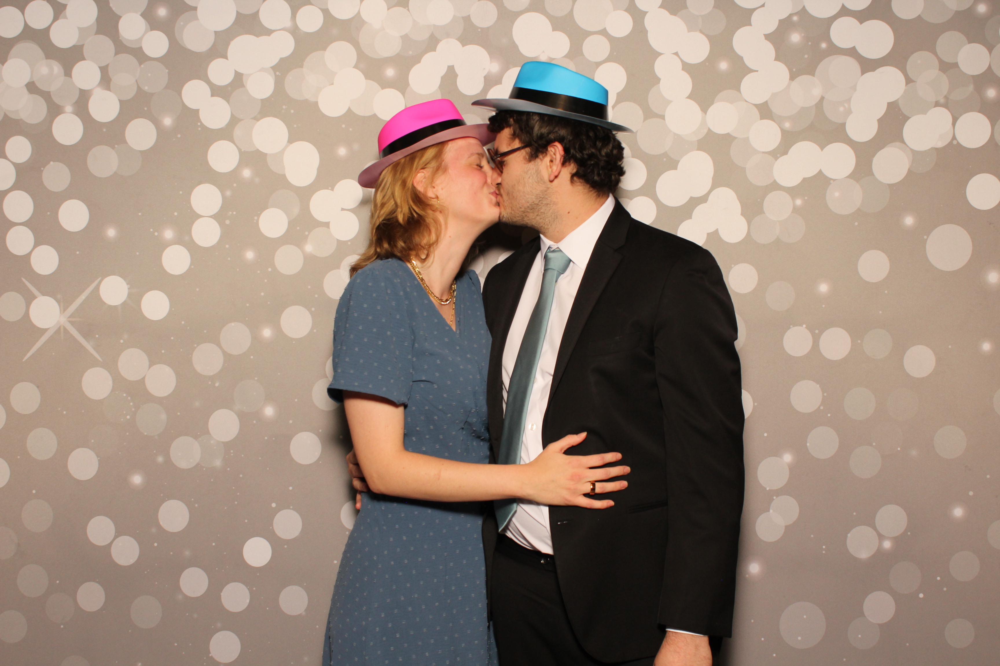 Holly & Brandon | View more photos from the event at gallery.photoboothcincy.com/u/PhotoBoothCincy/Holly-Brandon