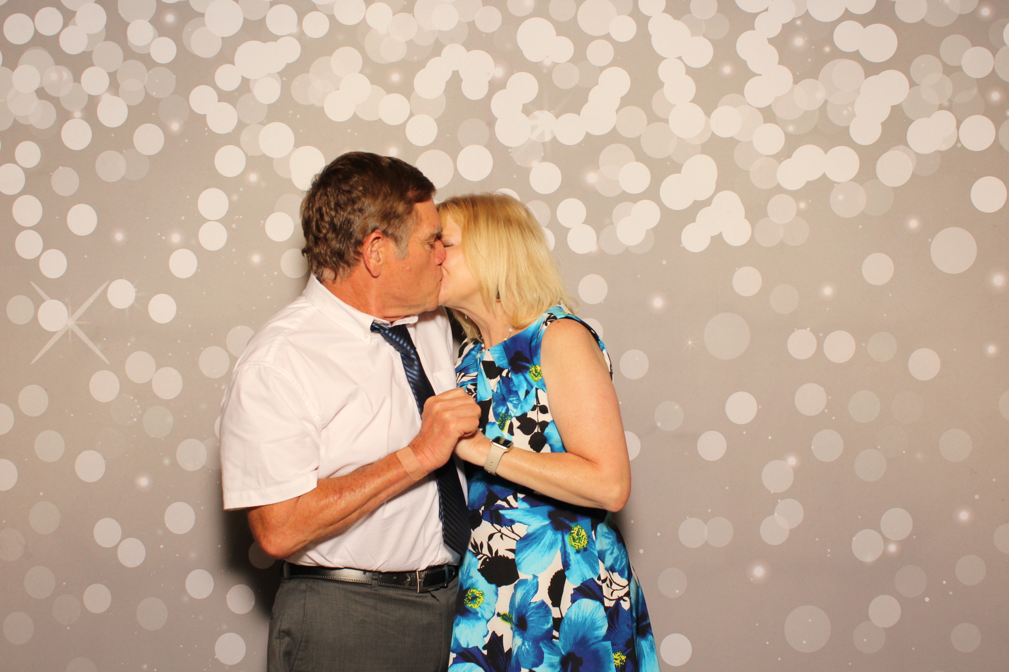 Holly & Brandon | View more photos from the event at gallery.photoboothcincy.com/u/PhotoBoothCincy/Holly-Brandon