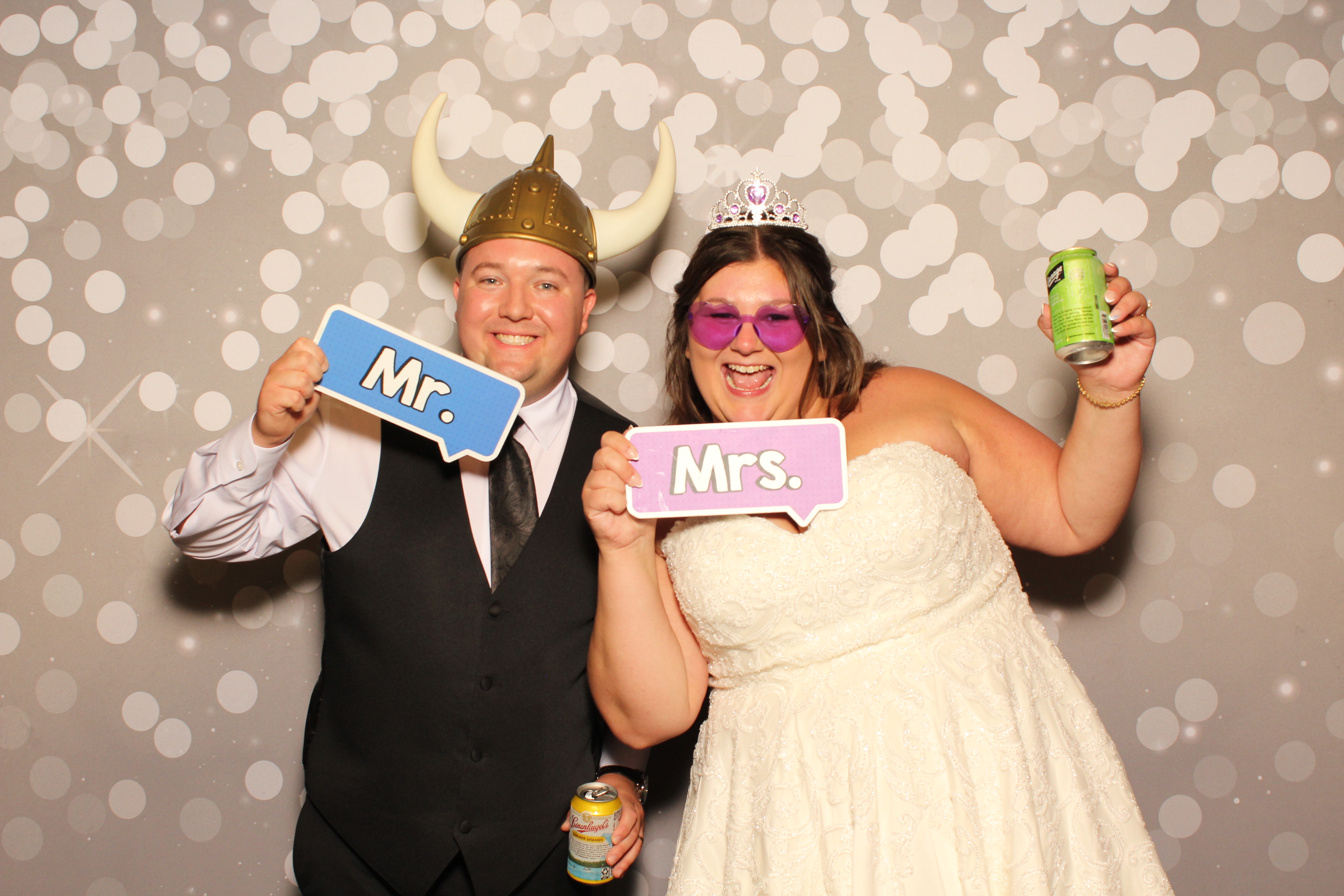 Holly & Brandon | View more photos from the event at gallery.photoboothcincy.com/u/PhotoBoothCincy/Holly-Brandon