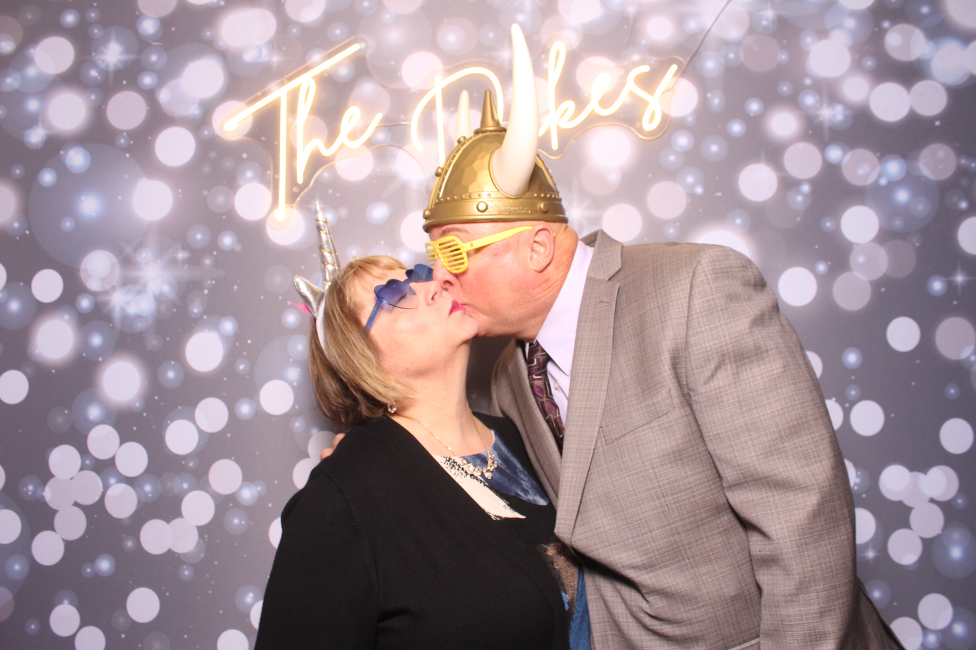 Jenna & Zack Reception | View more photos from the event at gallery.photoboothcincy.com/u/PhotoBoothCincy/Jenna-Zack-Reception