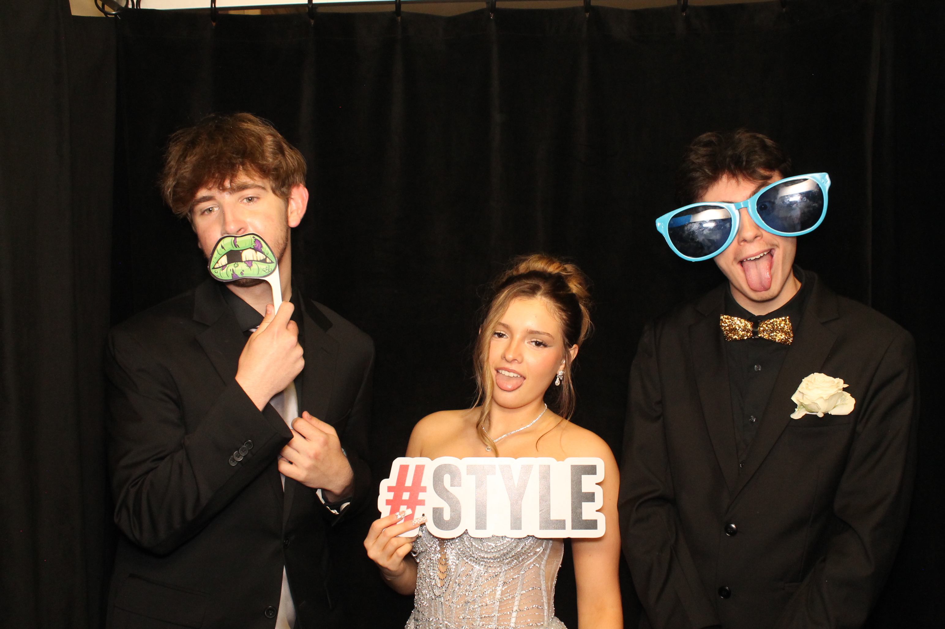 LHS Prom | View more photos from the event at gallery.photoboothcincy.com/u/PhotoBoothCincy/LHS-Prom-0