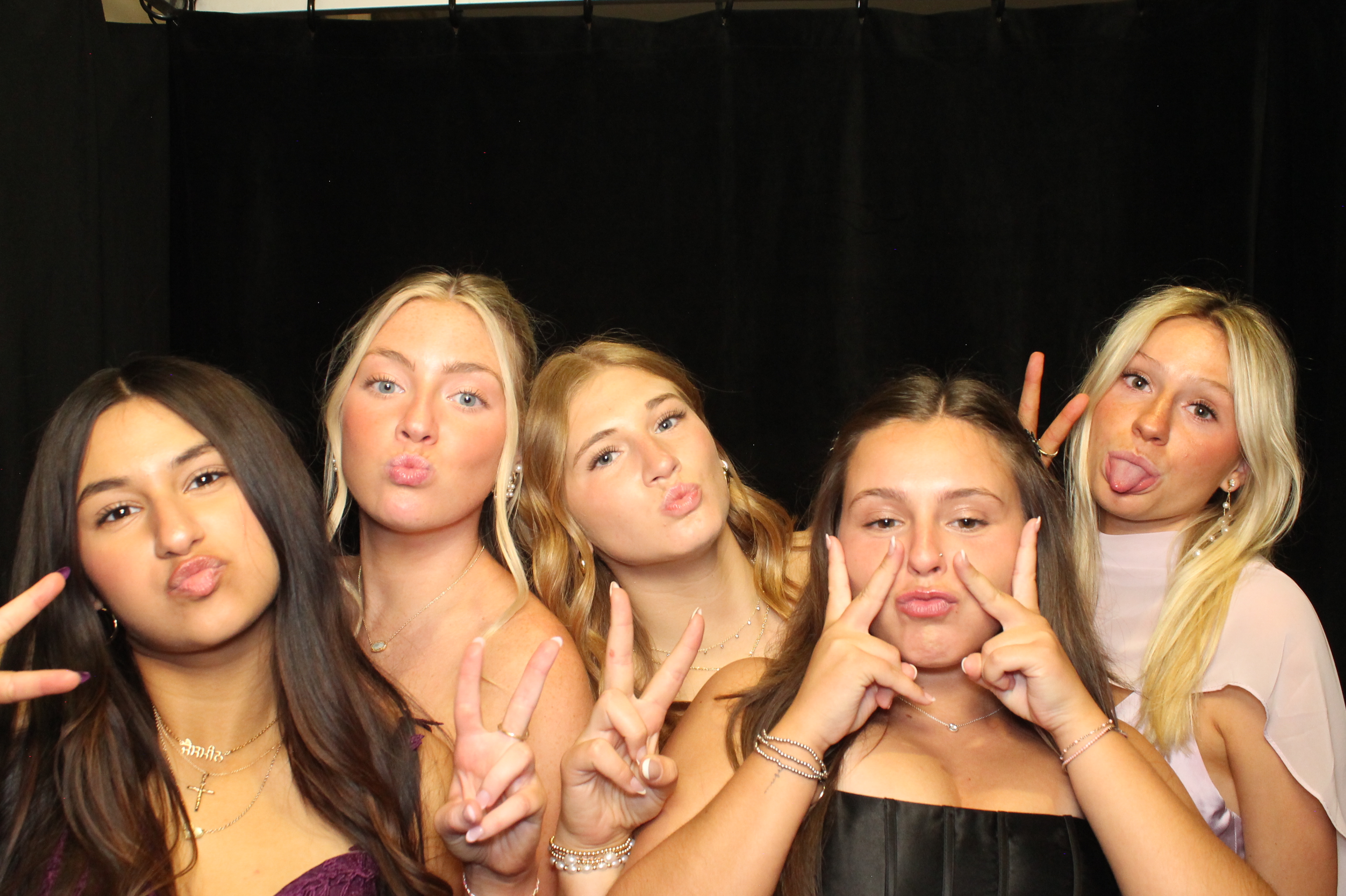 LHS Prom | View more photos from the event at gallery.photoboothcincy.com/u/PhotoBoothCincy/LHS-Prom-0