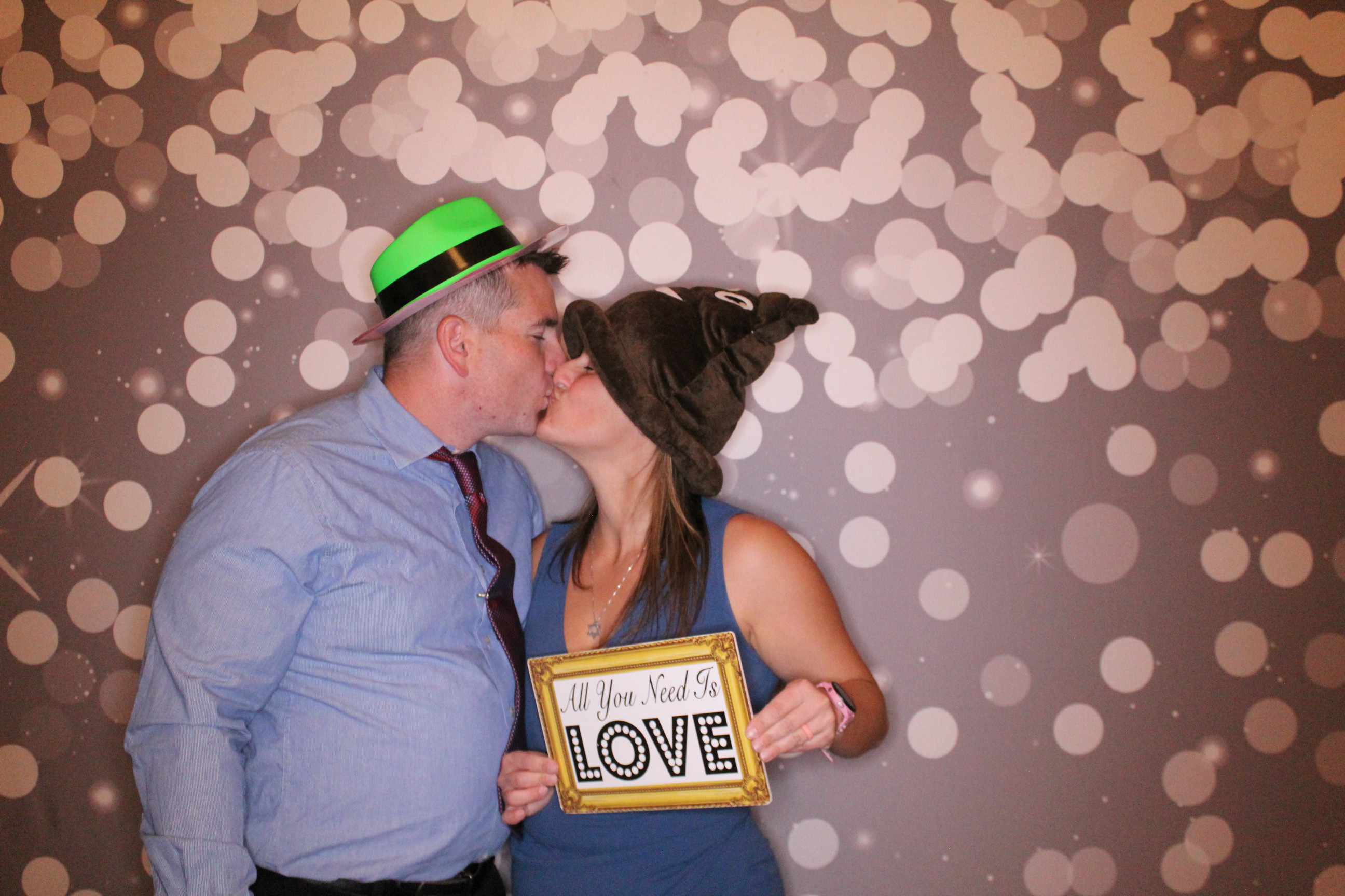 Laura & Zach Reception | View more photos from the event at gallery.photoboothcincy.com/u/PhotoBoothCincy/Laura-Zach-Reception