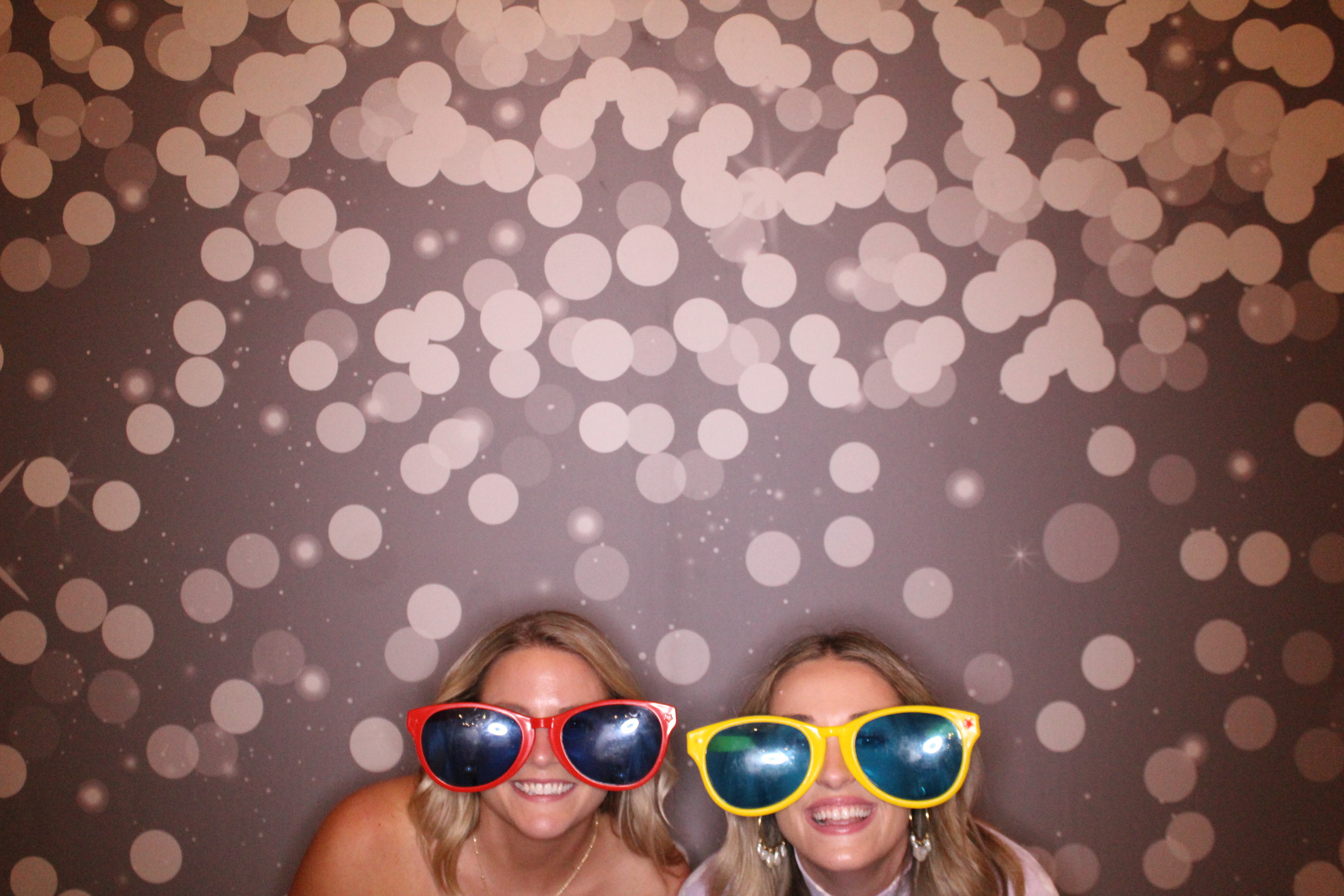 Laura & Zach Reception | View more photos from the event at gallery.photoboothcincy.com/u/PhotoBoothCincy/Laura-Zach-Reception