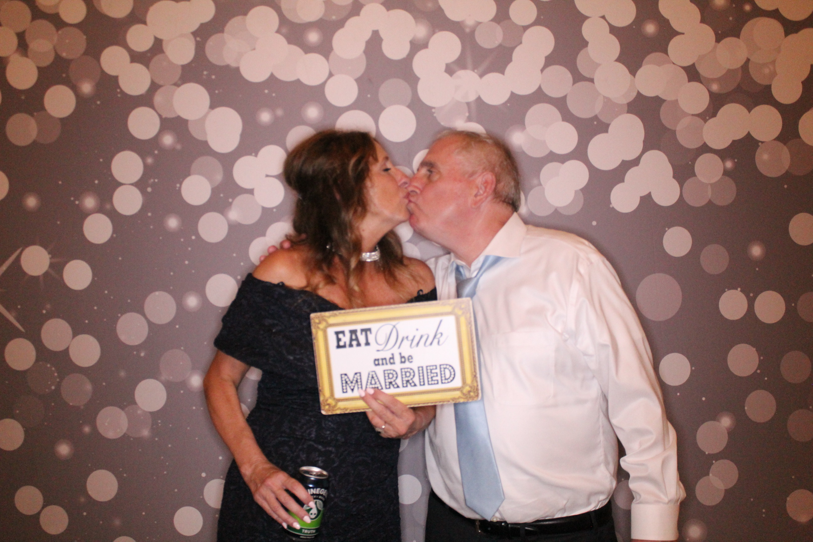 Laura & Zach Reception | View more photos from the event at gallery.photoboothcincy.com/u/PhotoBoothCincy/Laura-Zach-Reception