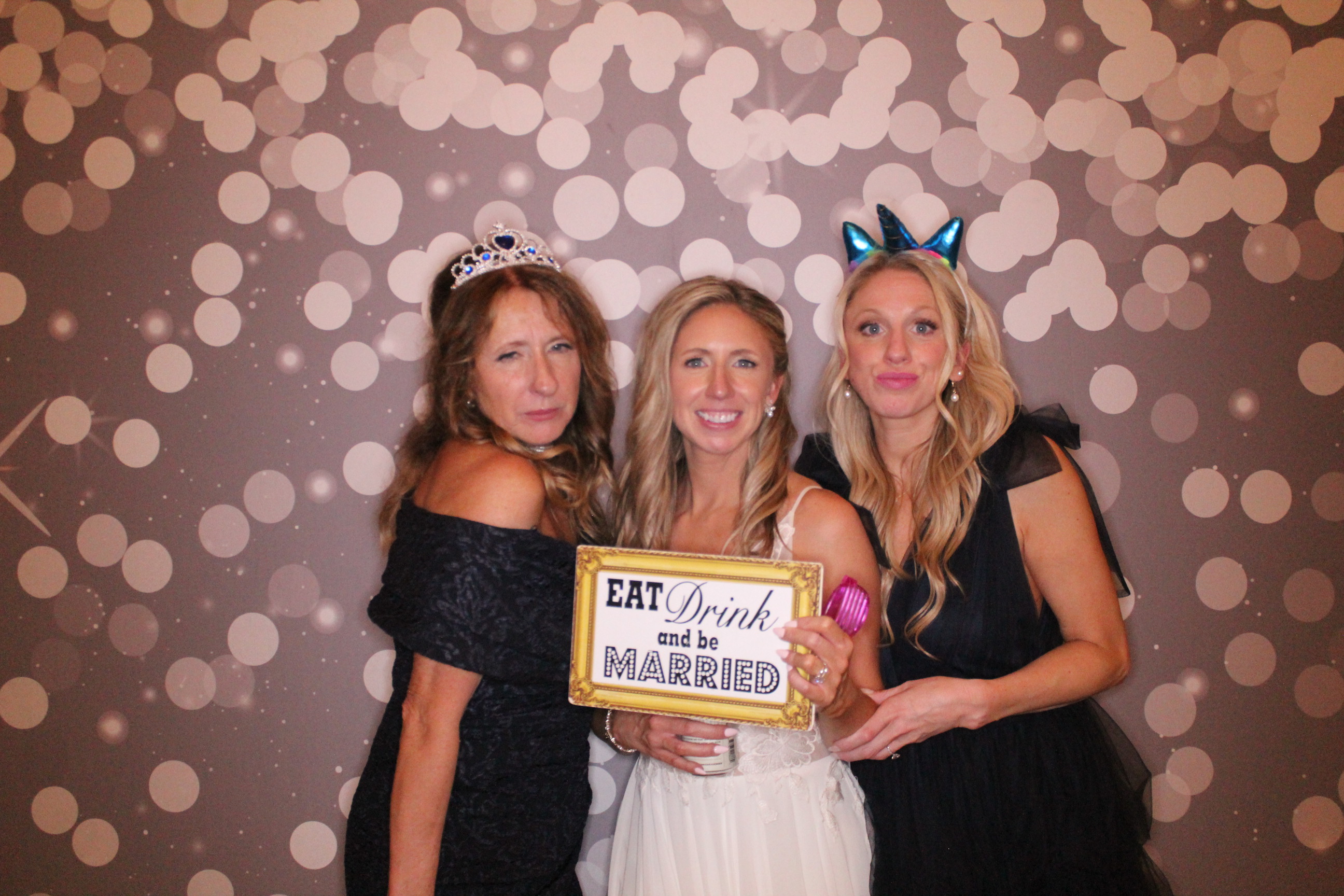 Laura & Zach Reception | View more photos from the event at gallery.photoboothcincy.com/u/PhotoBoothCincy/Laura-Zach-Reception