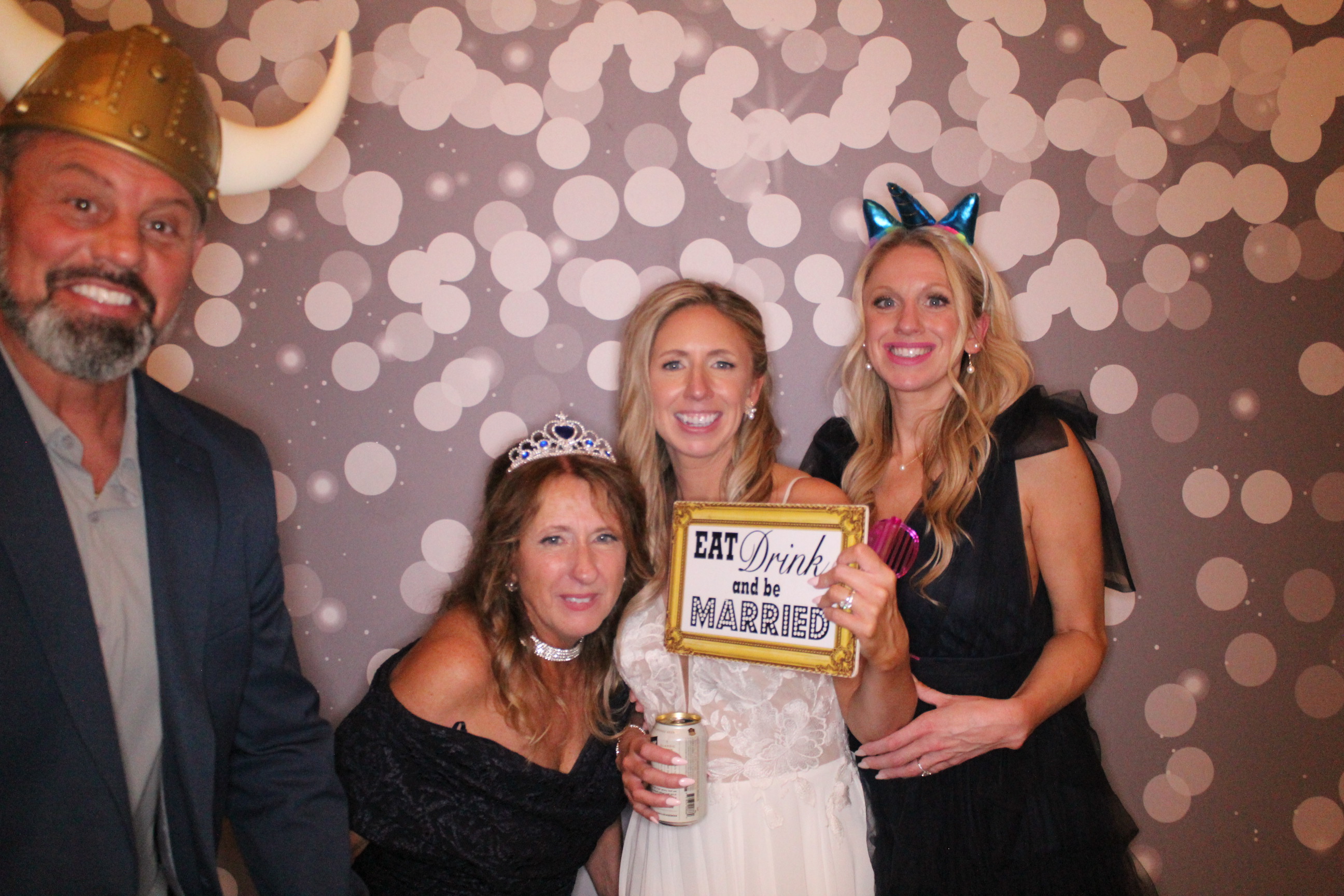 Laura & Zach Reception | View more photos from the event at gallery.photoboothcincy.com/u/PhotoBoothCincy/Laura-Zach-Reception
