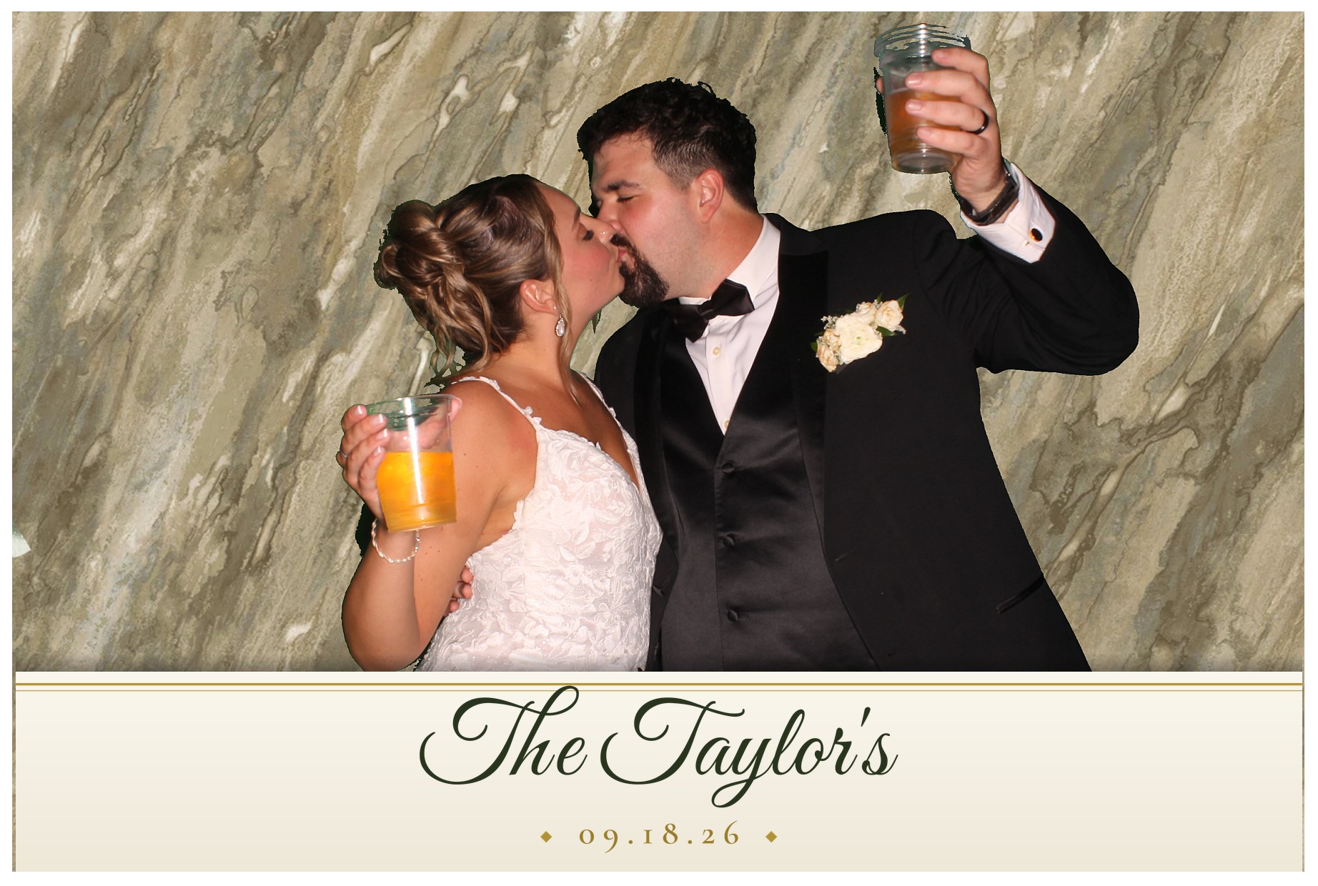 Lauren & Logan | View more photos from the event at gallery.photoboothcincy.com/u/PhotoBoothCincy/Lauren-Logan
