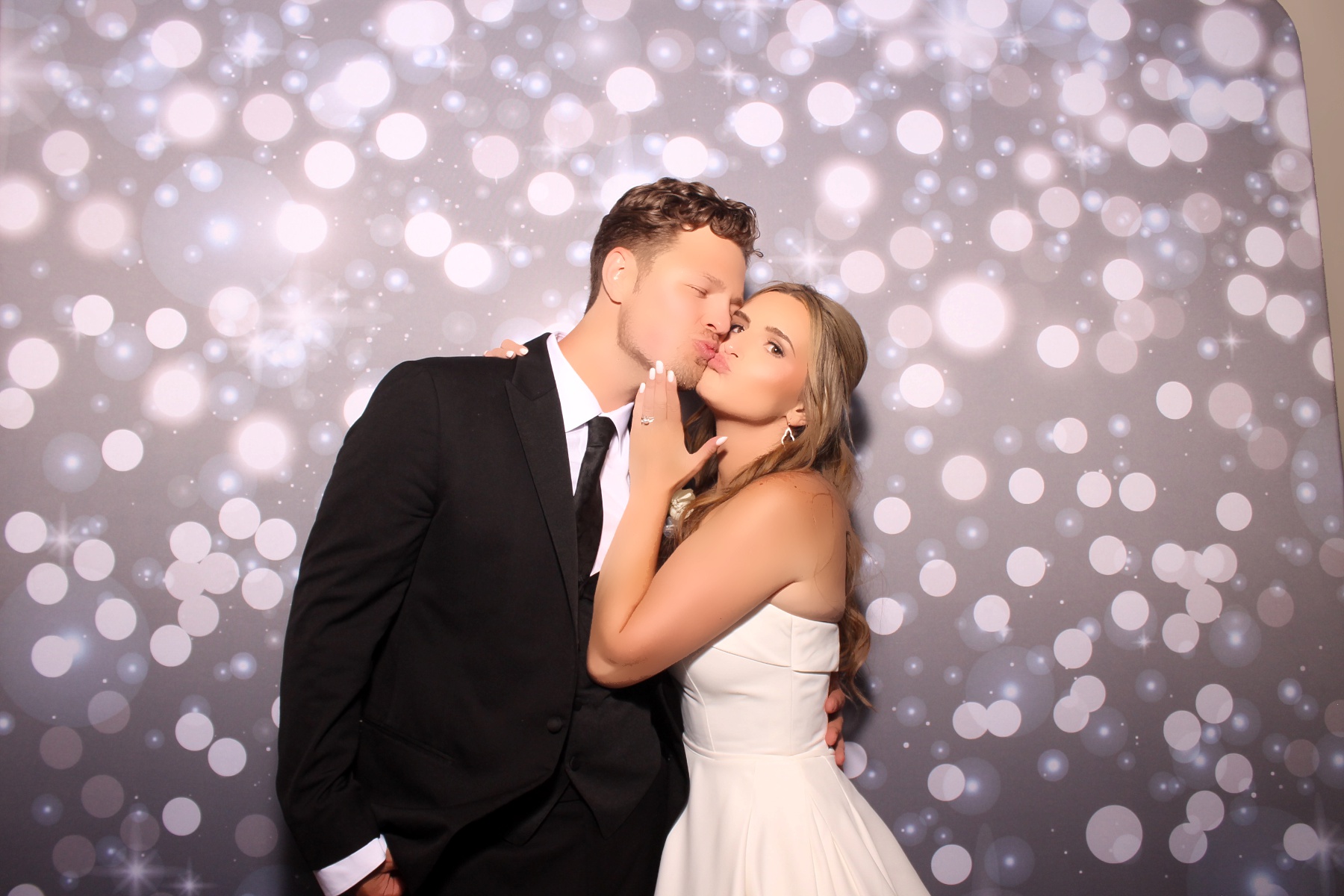 Lindsey & Asa | View more photos from the event at gallery.photoboothcincy.com/u/PhotoBoothCincy/Lindsey-Asa