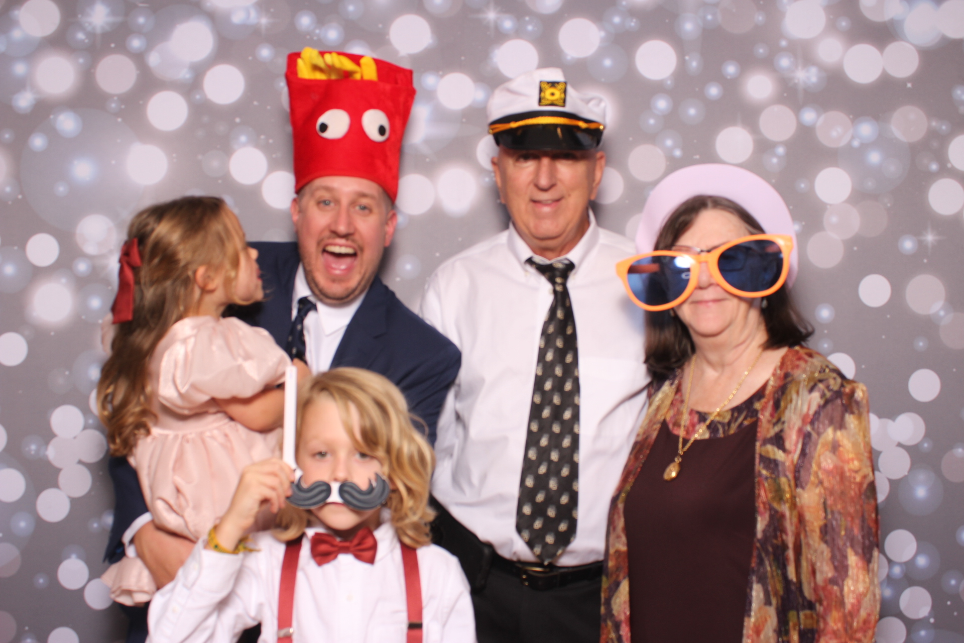 Lisa & Brett Reception | View more photos from the event at gallery.photoboothcincy.com/u/PhotoBoothCincy/Lisa-Brett-Reception