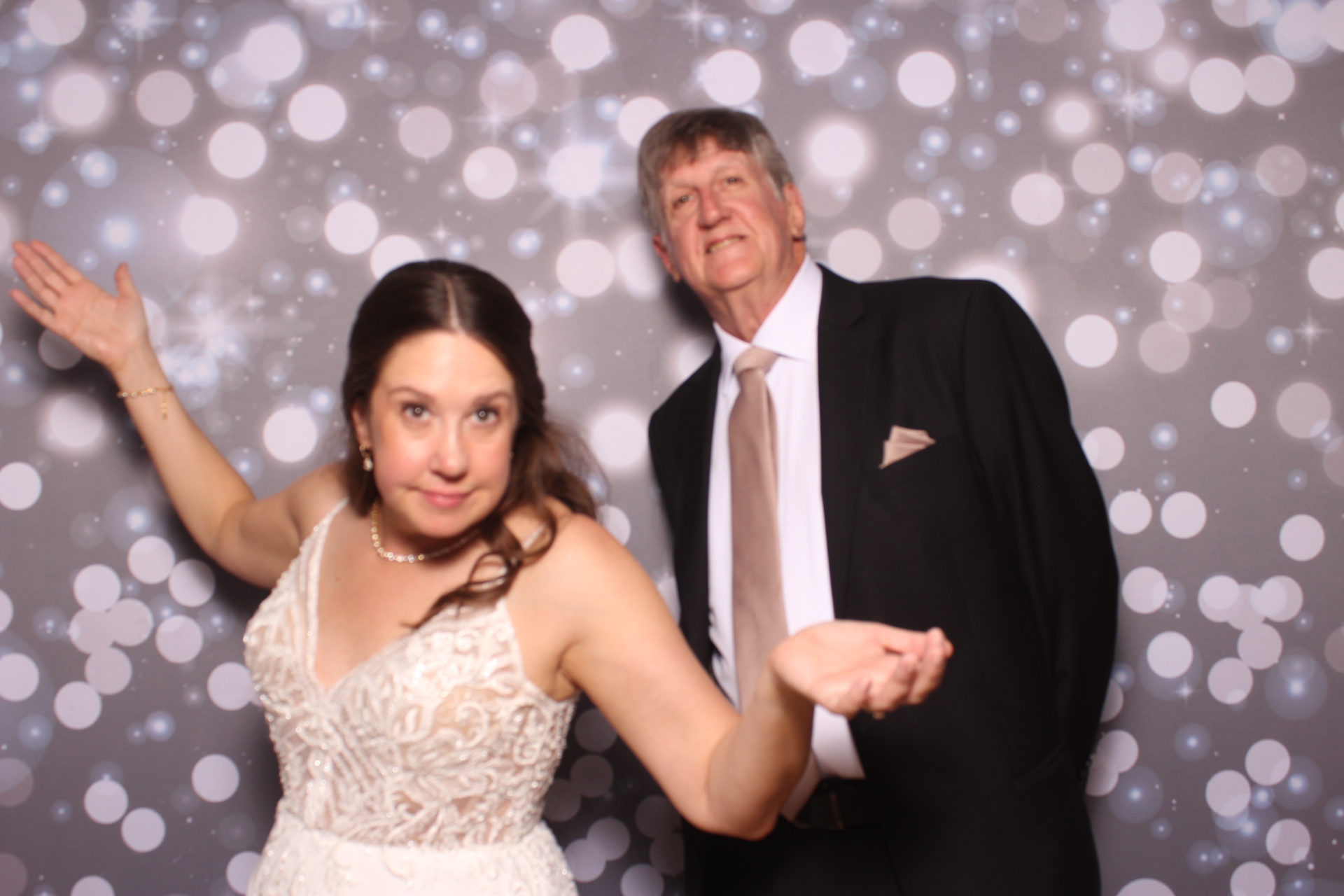 Lisa & Brett Reception | View more photos from the event at gallery.photoboothcincy.com/u/PhotoBoothCincy/Lisa-Brett-Reception