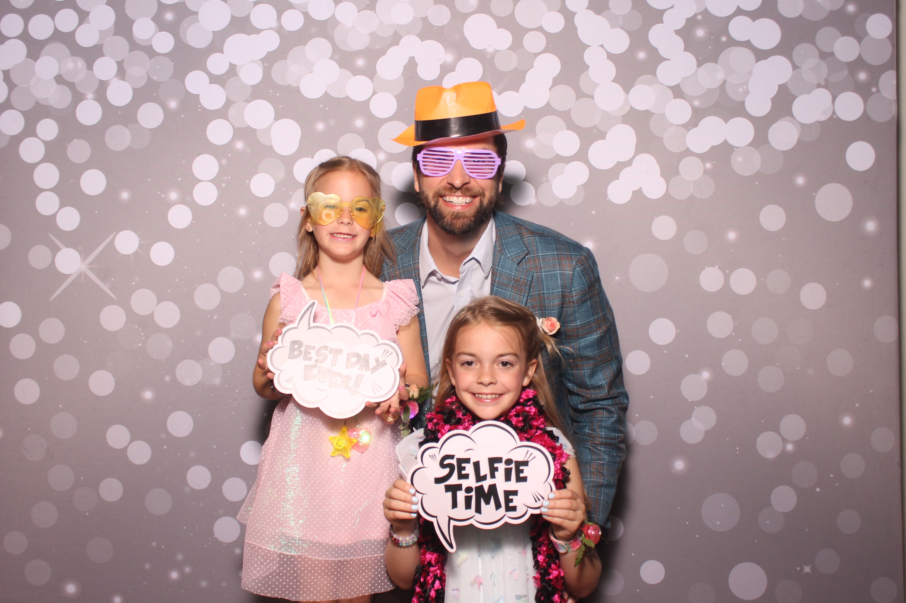 Mariemount Father Daughter Dance | View more photos from the event at gallery.photoboothcincy.com/u/PhotoBoothCincy/Mariemount-Father-Daughter-Dance-1