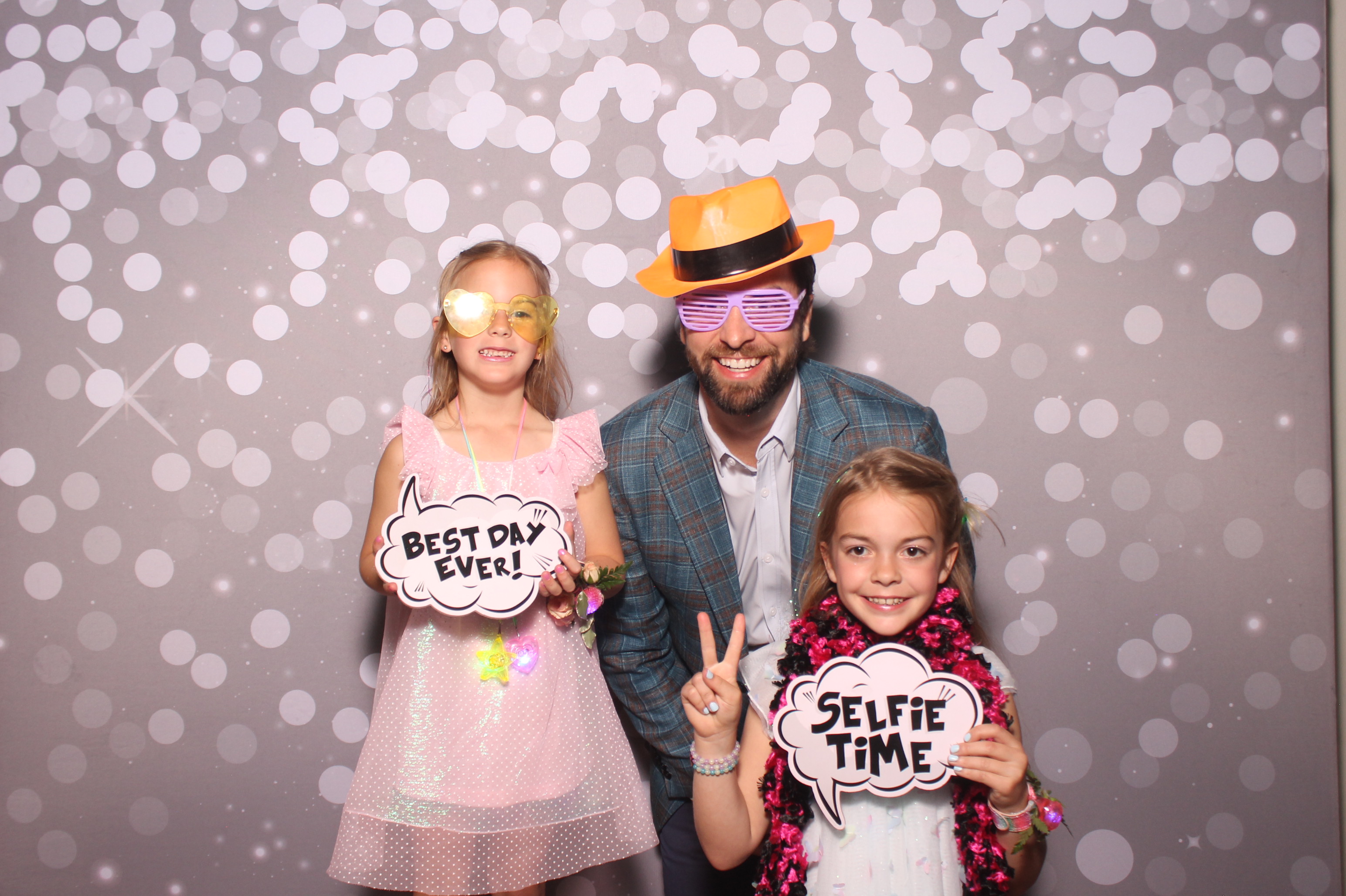 Mariemount Father Daughter Dance | View more photos from the event at gallery.photoboothcincy.com/u/PhotoBoothCincy/Mariemount-Father-Daughter-Dance-1