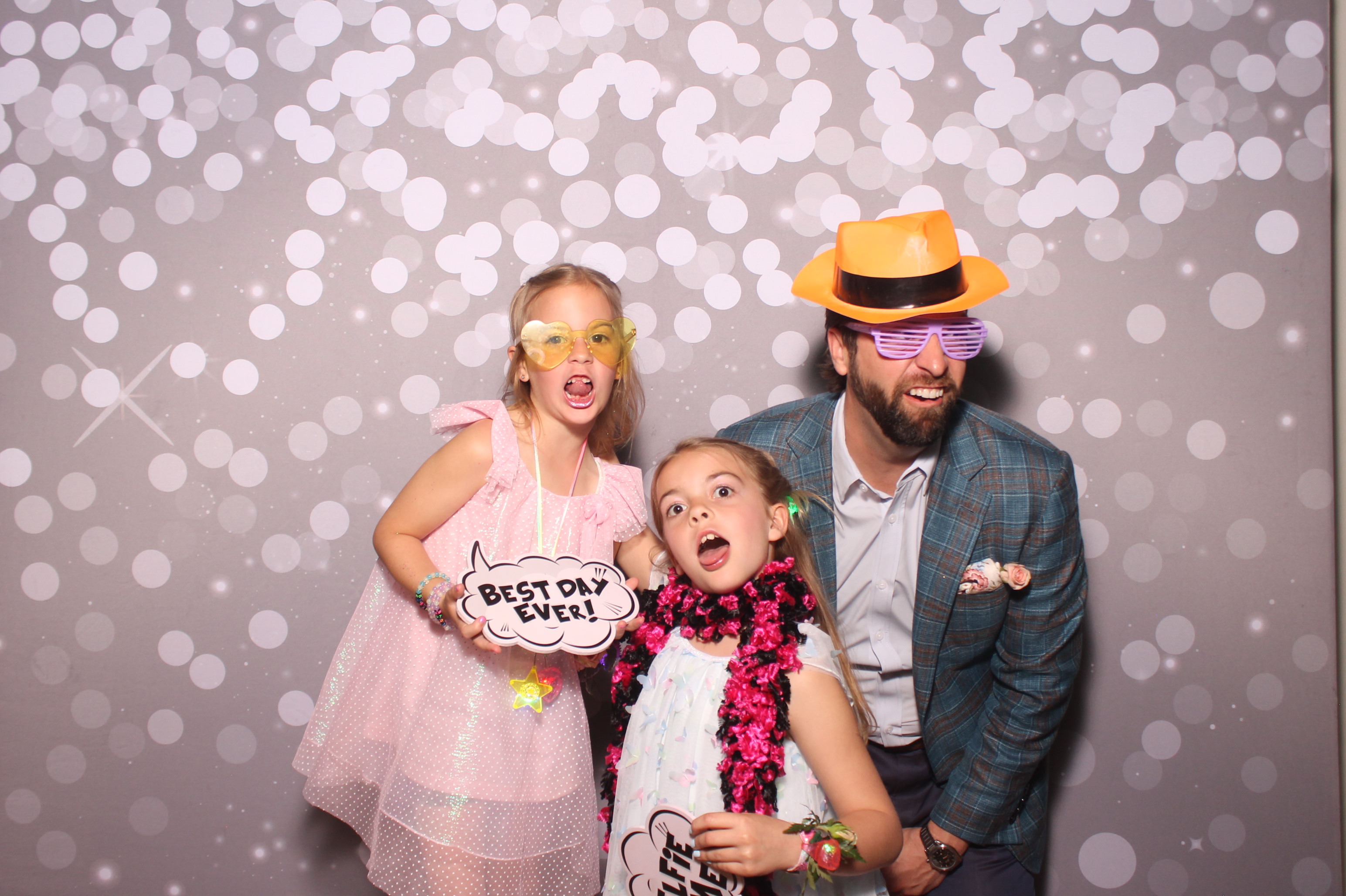 Mariemount Father Daughter Dance | View more photos from the event at gallery.photoboothcincy.com/u/PhotoBoothCincy/Mariemount-Father-Daughter-Dance-1
