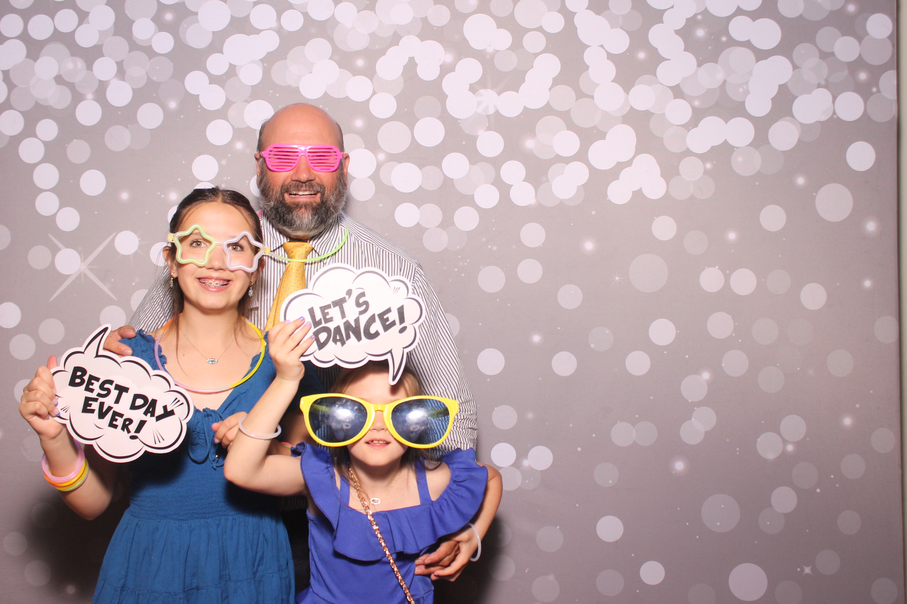 Mariemount Father Daughter Dance | View more photos from the event at gallery.photoboothcincy.com/u/PhotoBoothCincy/Mariemount-Father-Daughter-Dance-1