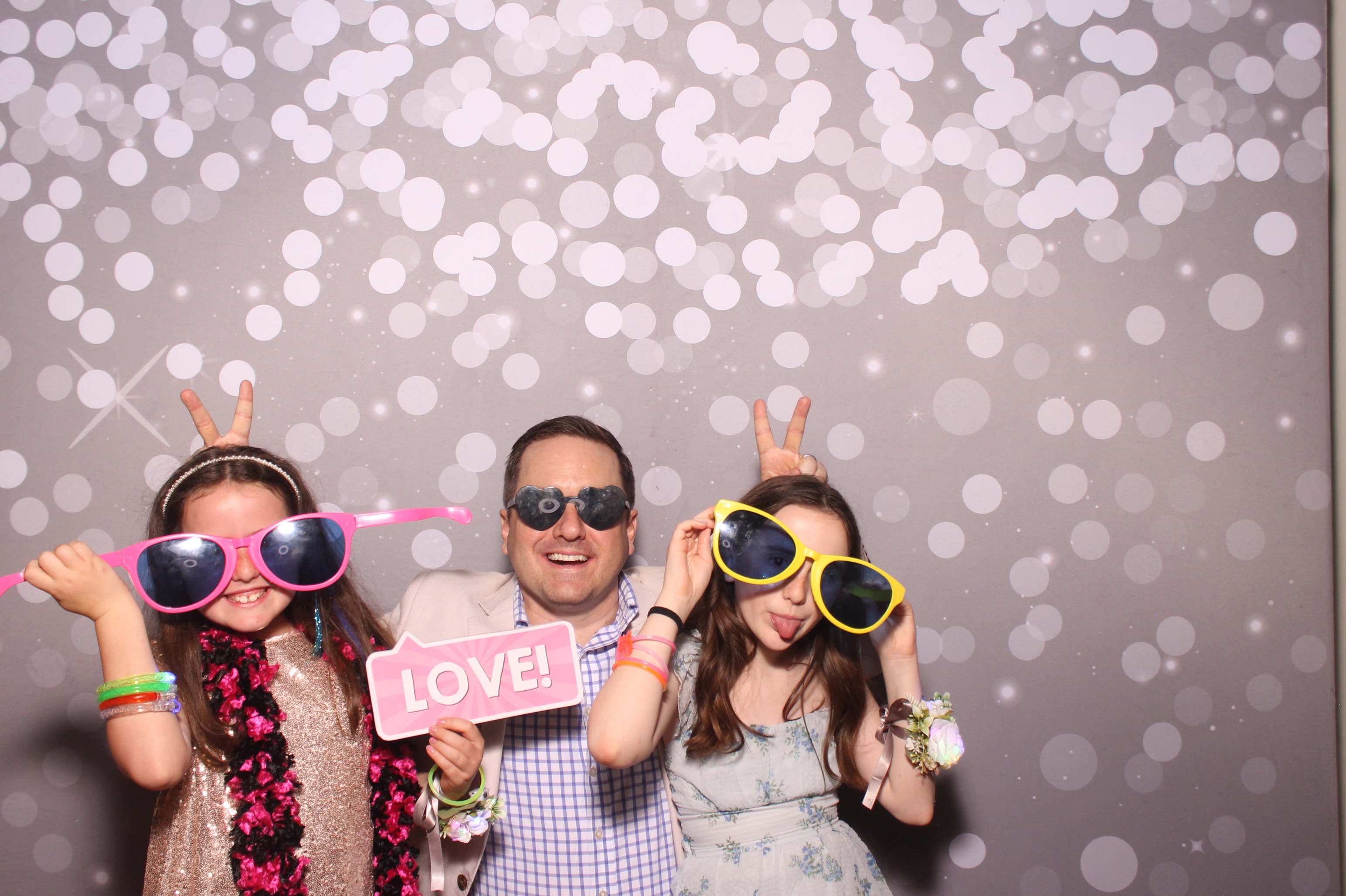Mariemount Father Daughter Dance | View more photos from the event at gallery.photoboothcincy.com/u/PhotoBoothCincy/Mariemount-Father-Daughter-Dance-1