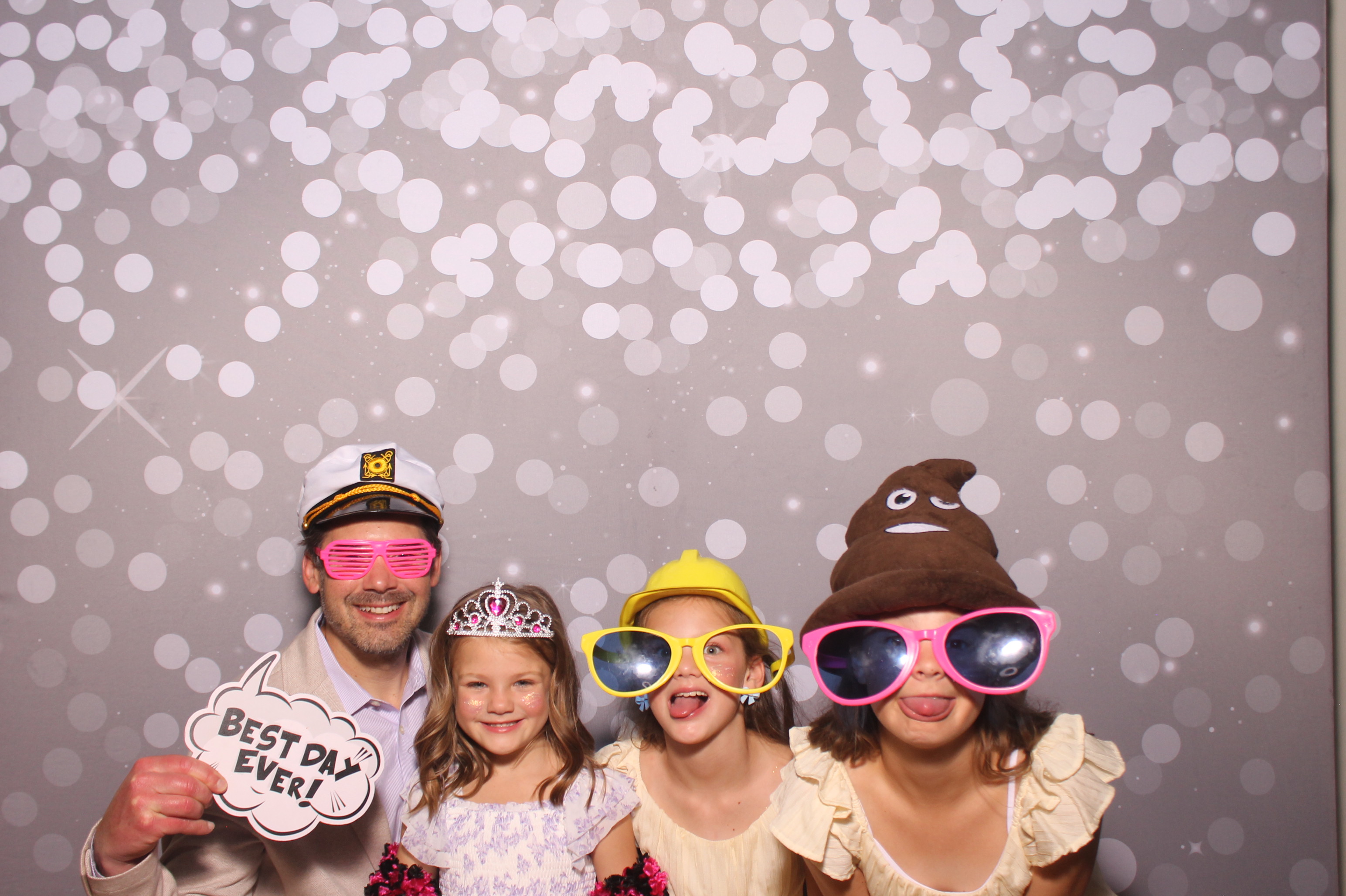 Mariemount Father Daughter Dance | View more photos from the event at gallery.photoboothcincy.com/u/PhotoBoothCincy/Mariemount-Father-Daughter-Dance-1
