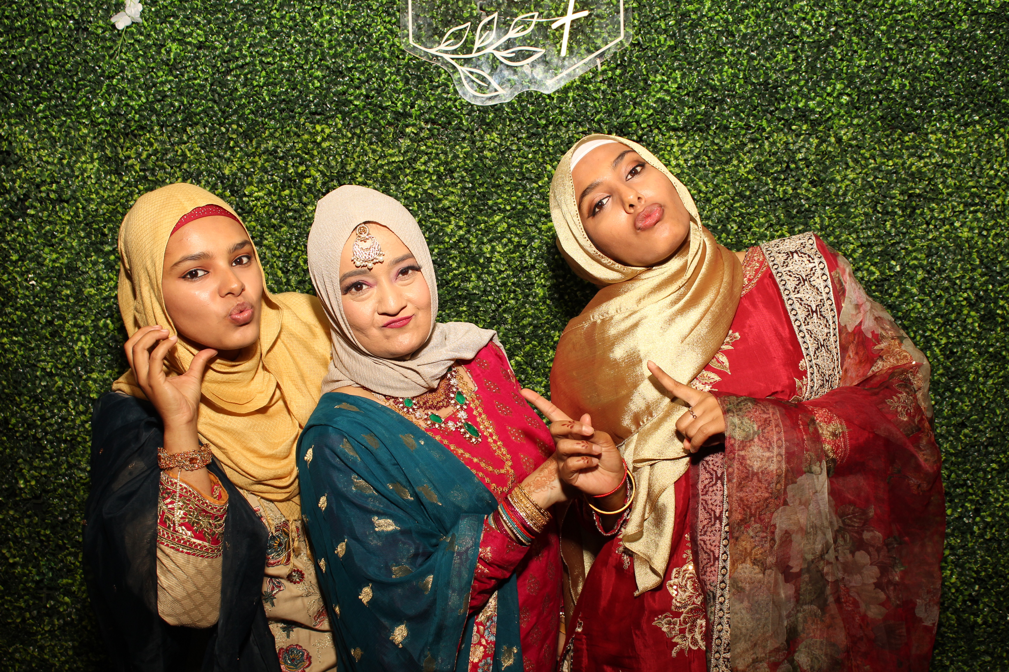 Mehvish & Fayaaz | View more photos from the event at gallery.photoboothcincy.com/u/PhotoBoothCincy/Mehvish-Fayaaz