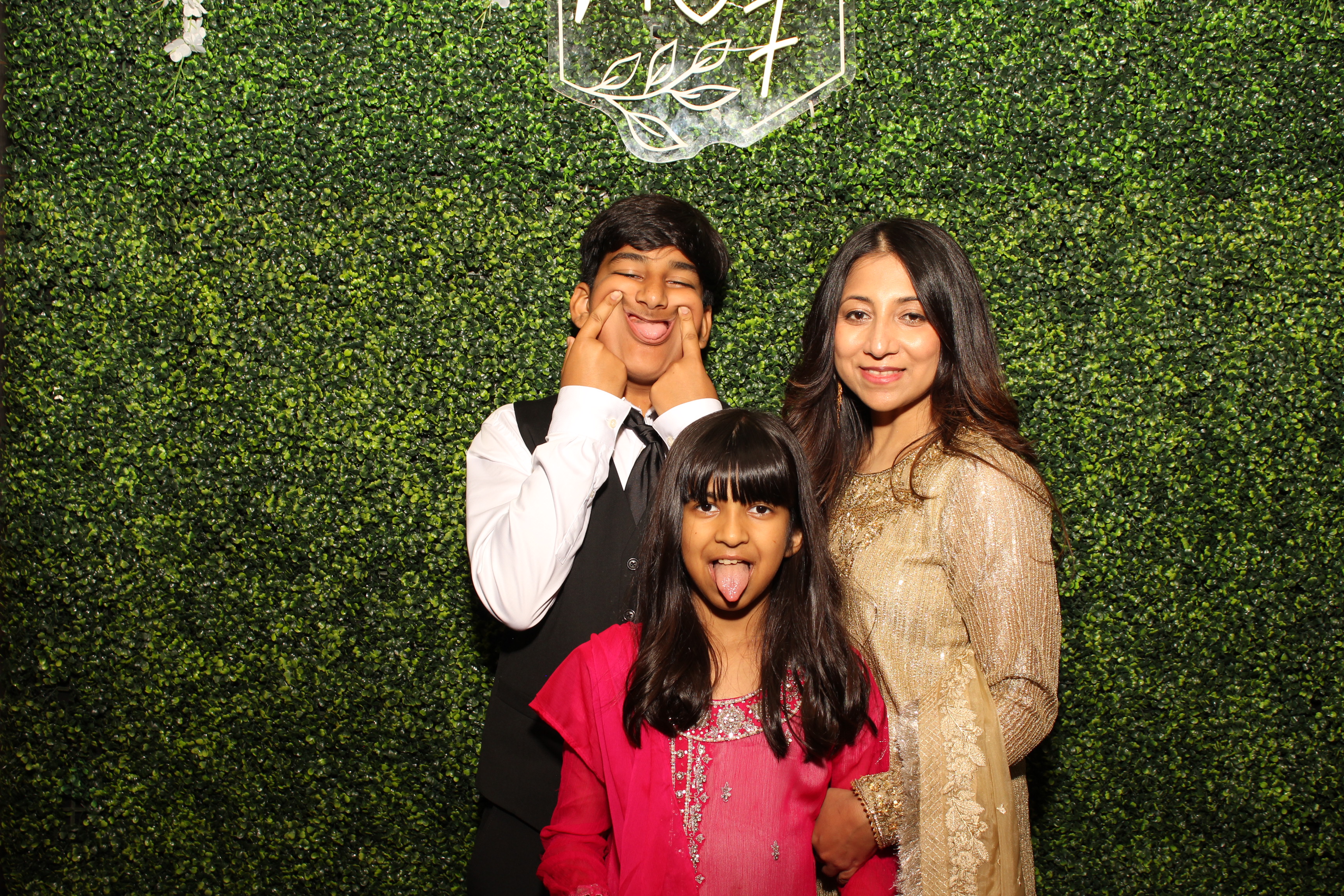 Mehvish & Fayaaz | View more photos from the event at gallery.photoboothcincy.com/u/PhotoBoothCincy/Mehvish-Fayaaz