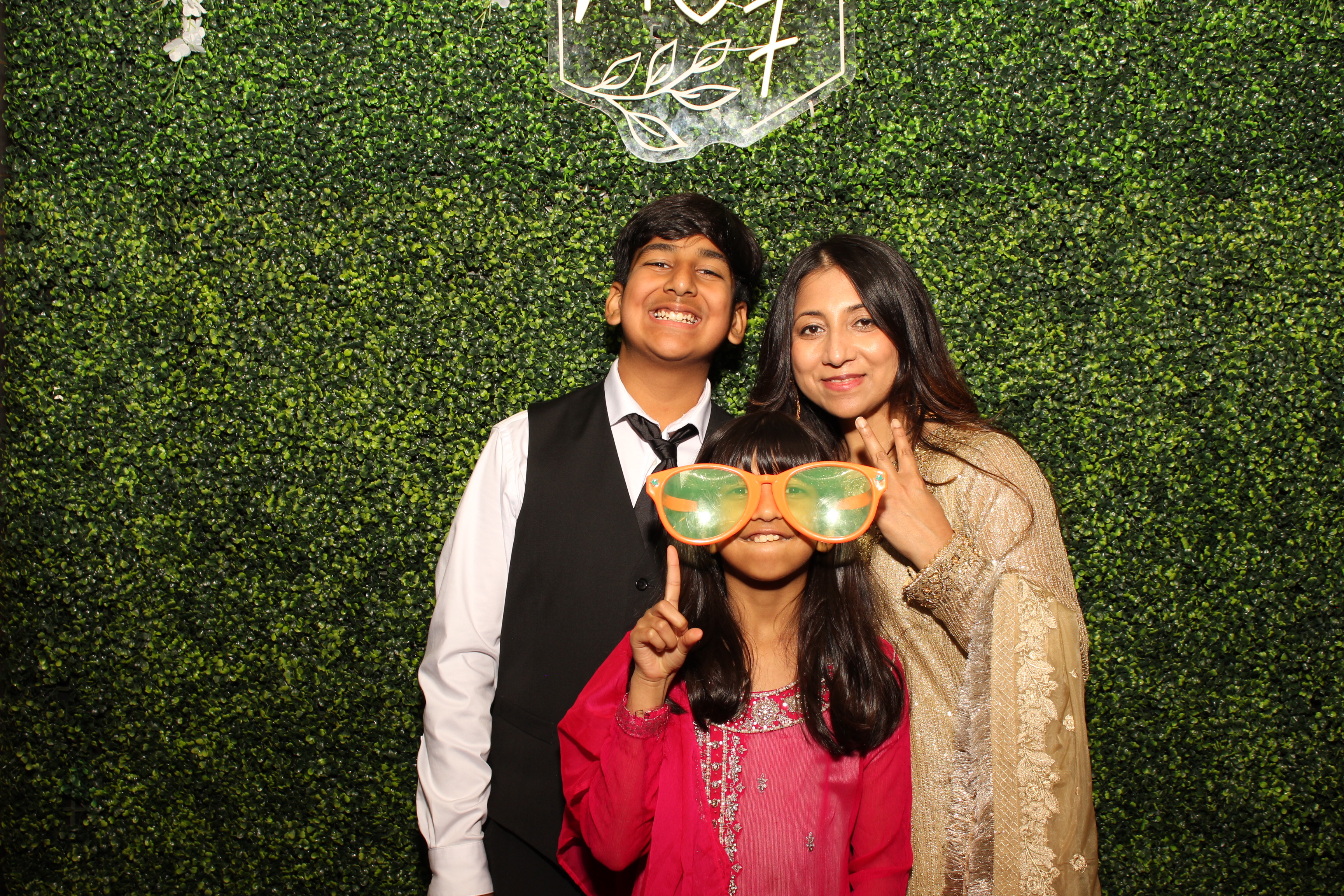Mehvish & Fayaaz | View more photos from the event at gallery.photoboothcincy.com/u/PhotoBoothCincy/Mehvish-Fayaaz