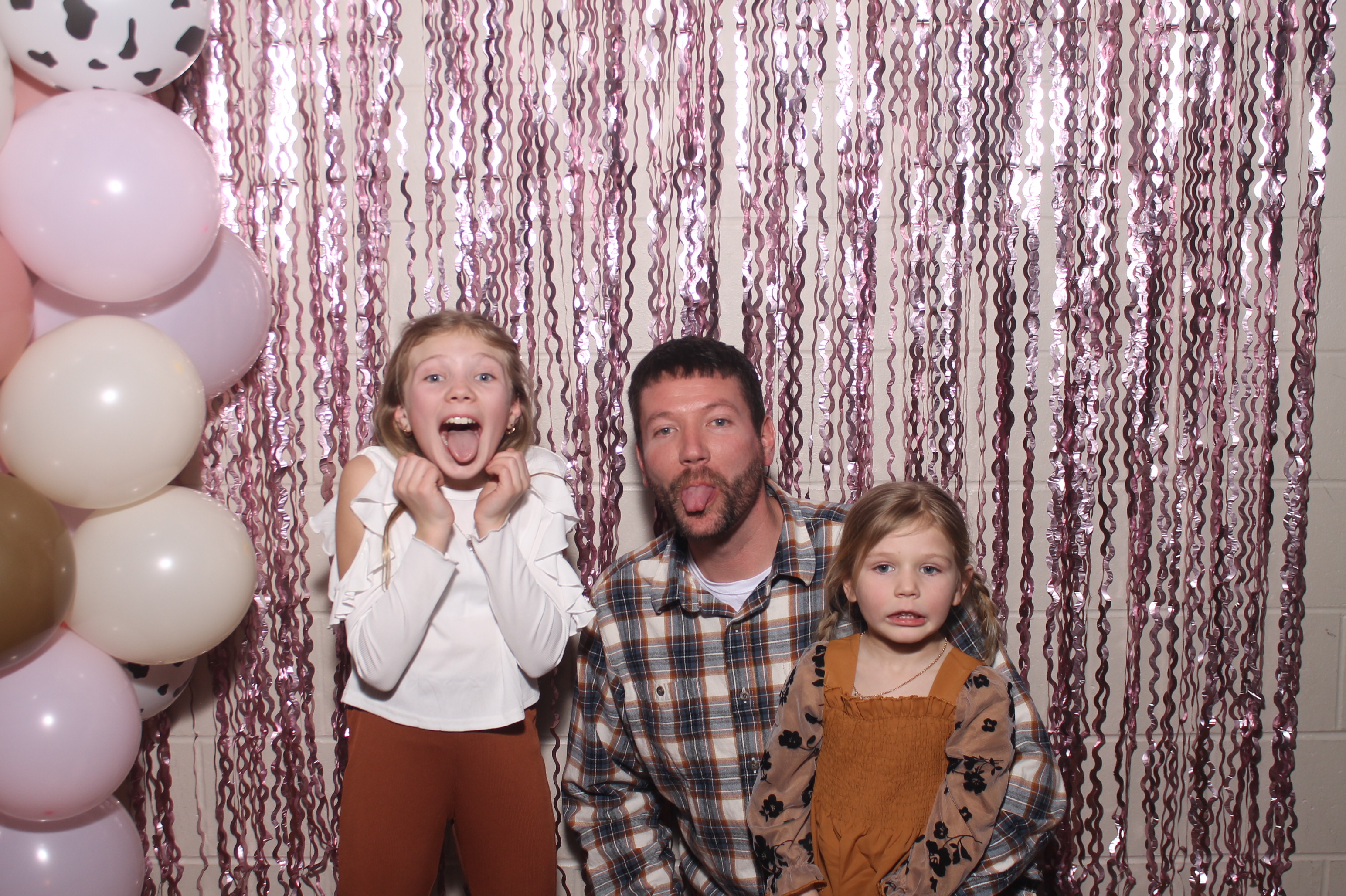 Queen of Peace Father Daughter Dance | View more photos from the event at gallery.photoboothcincy.com/u/PhotoBoothCincy/Queen-of-Peace-Father-Daughter-Dance