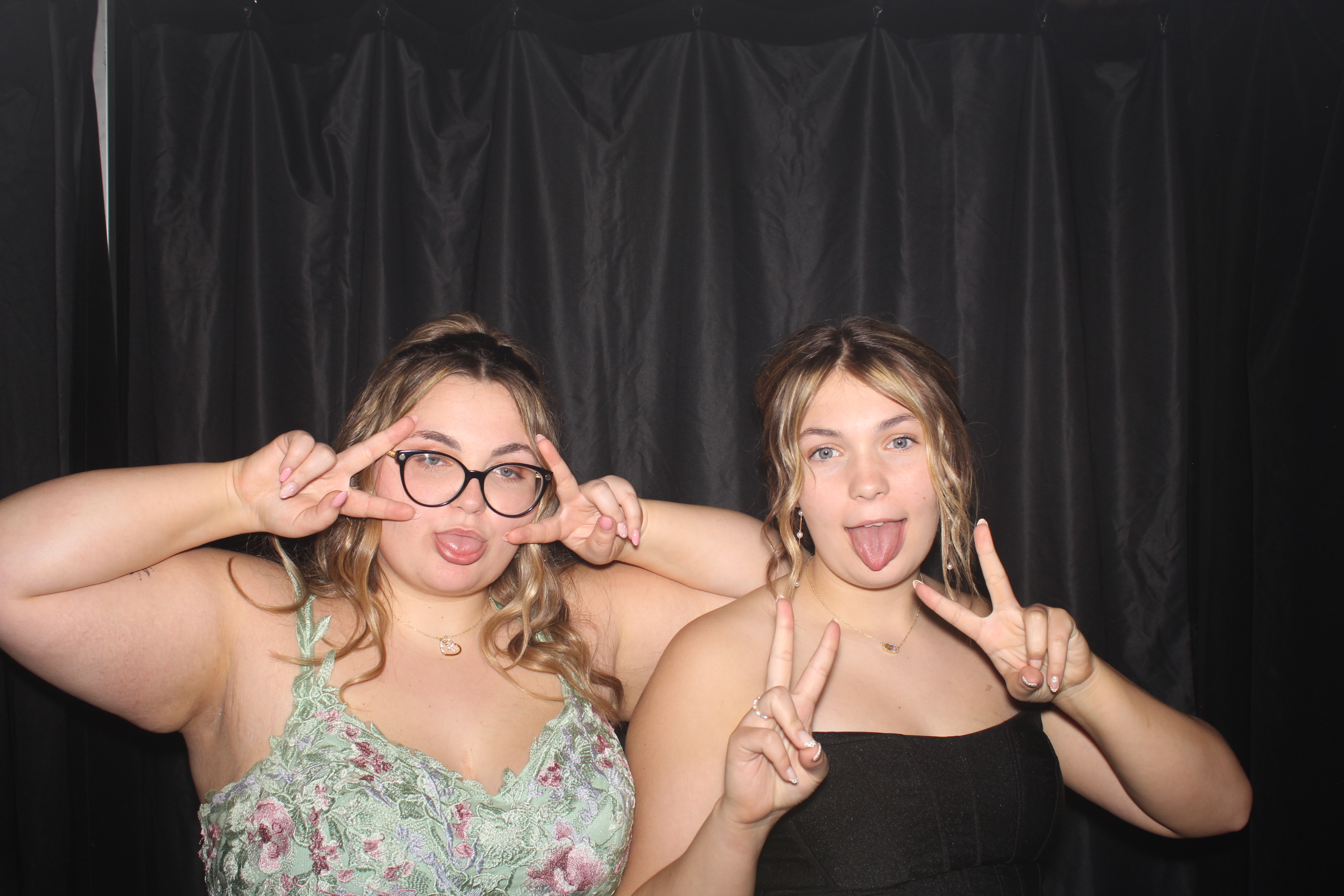 Reading Junior Senior Prom | View more photos from the event at gallery.photoboothcincy.com/u/PhotoBoothCincy/Reading-Junior-Senior-Prom-0