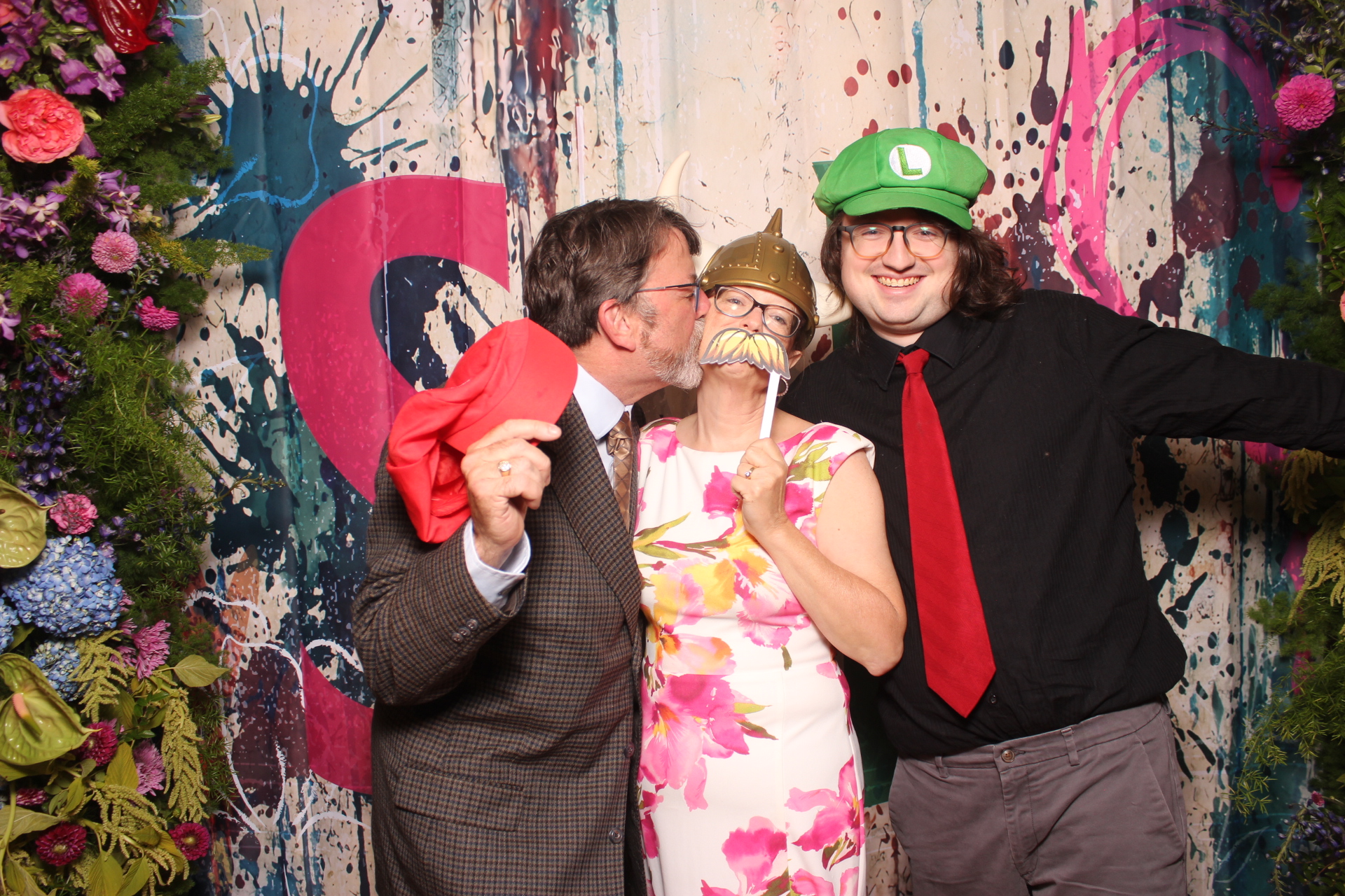 Sarah and Lake | View more photos from the event at gallery.photoboothcincy.com/u/PhotoBoothCincy/Sarah-and-Lake