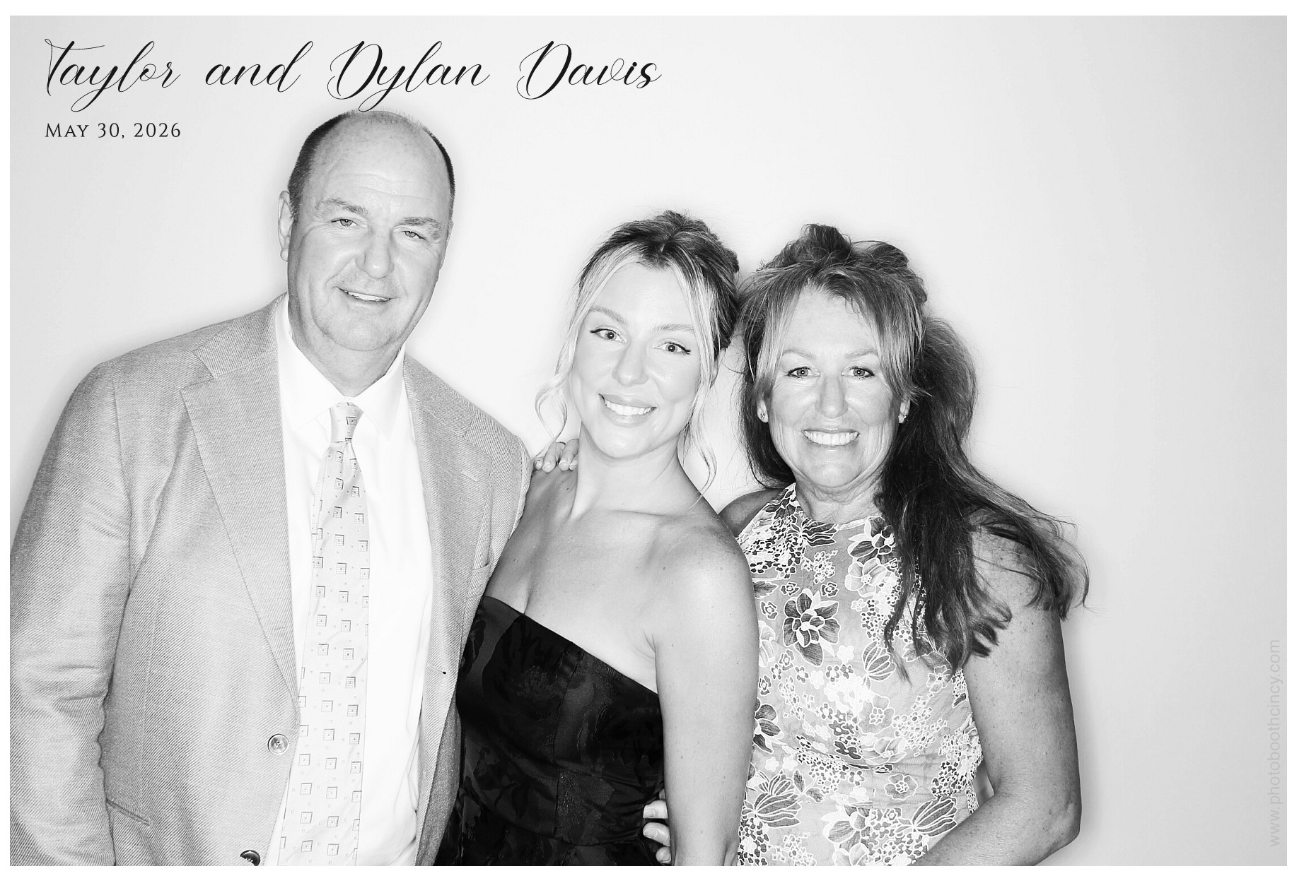 Taylor & Dylan Davis | View more photos from the event at gallery.photoboothcincy.com/u/PhotoBoothCincy/Taylor-Dylan-Davis