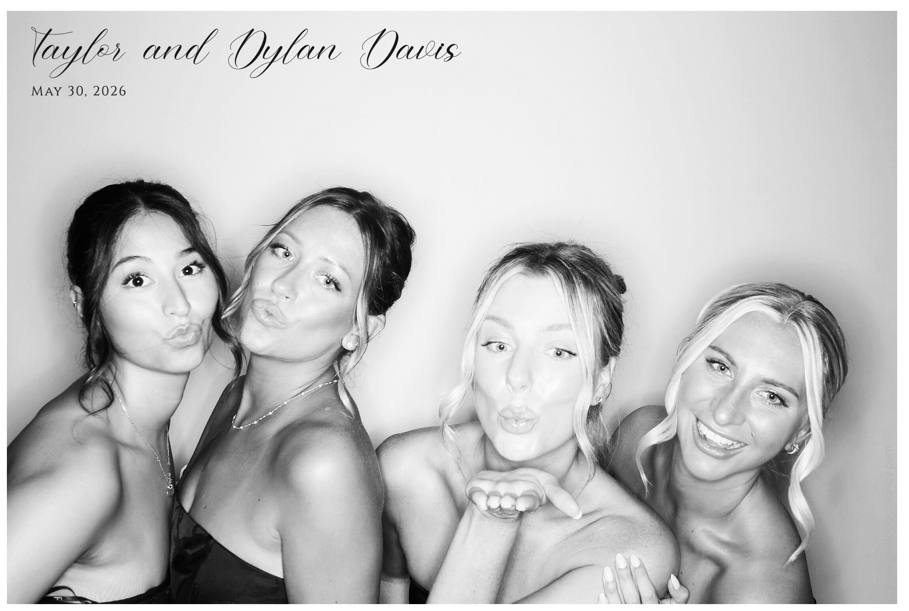 Taylor & Dylan Davis | View more photos from the event at gallery.photoboothcincy.com/u/PhotoBoothCincy/Taylor-Dylan-Davis