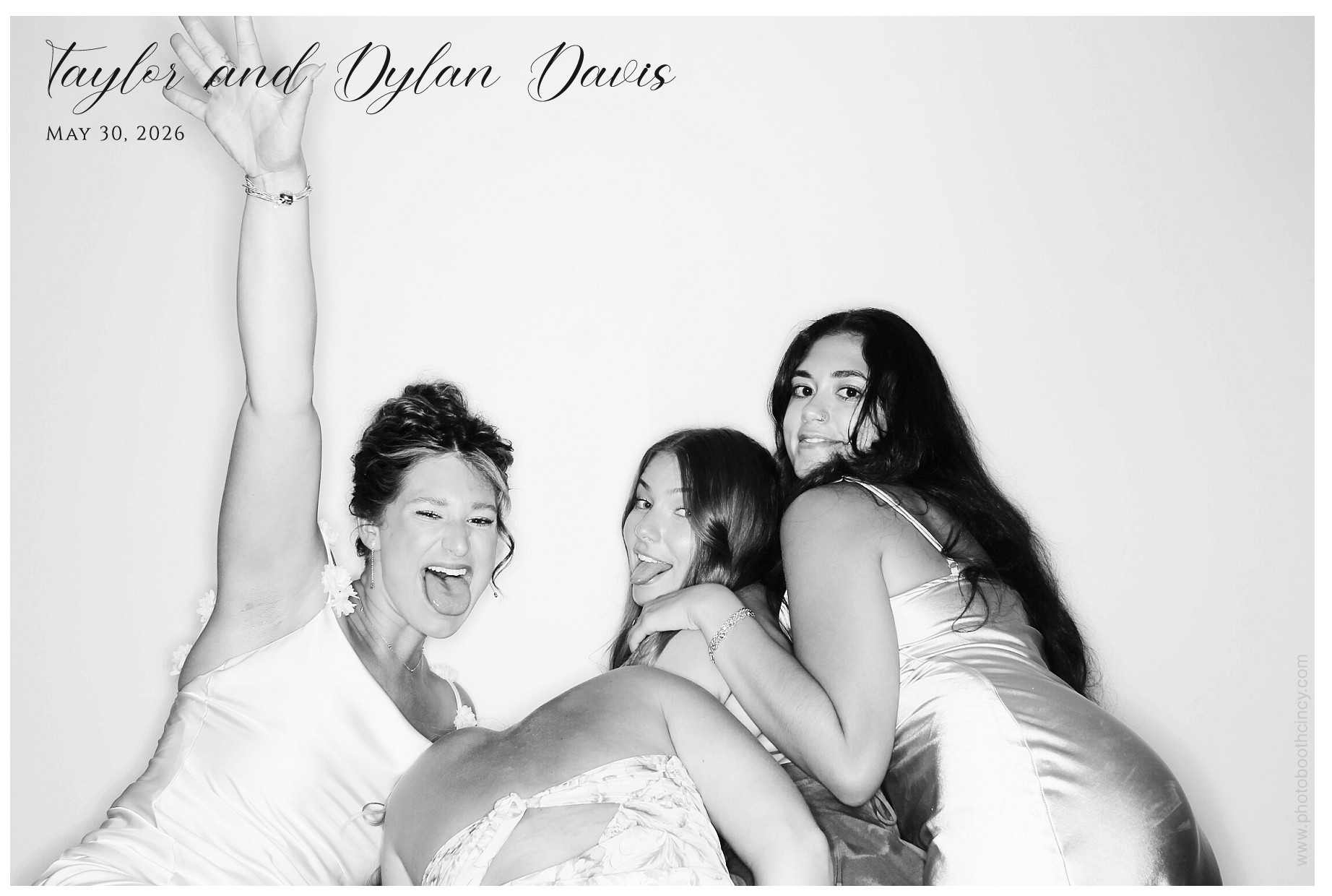Taylor & Dylan Davis | View more photos from the event at gallery.photoboothcincy.com/u/PhotoBoothCincy/Taylor-Dylan-Davis