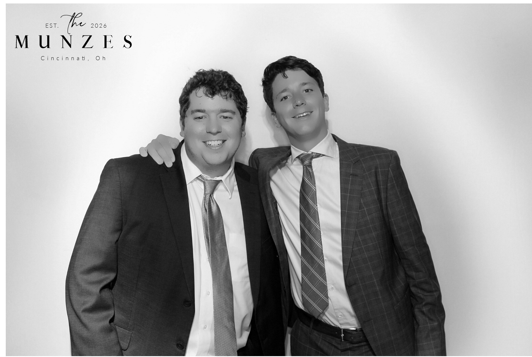 The Munzes | View more photos from the event at gallery.photoboothcincy.com/u/PhotoBoothCincy/The-Munzes