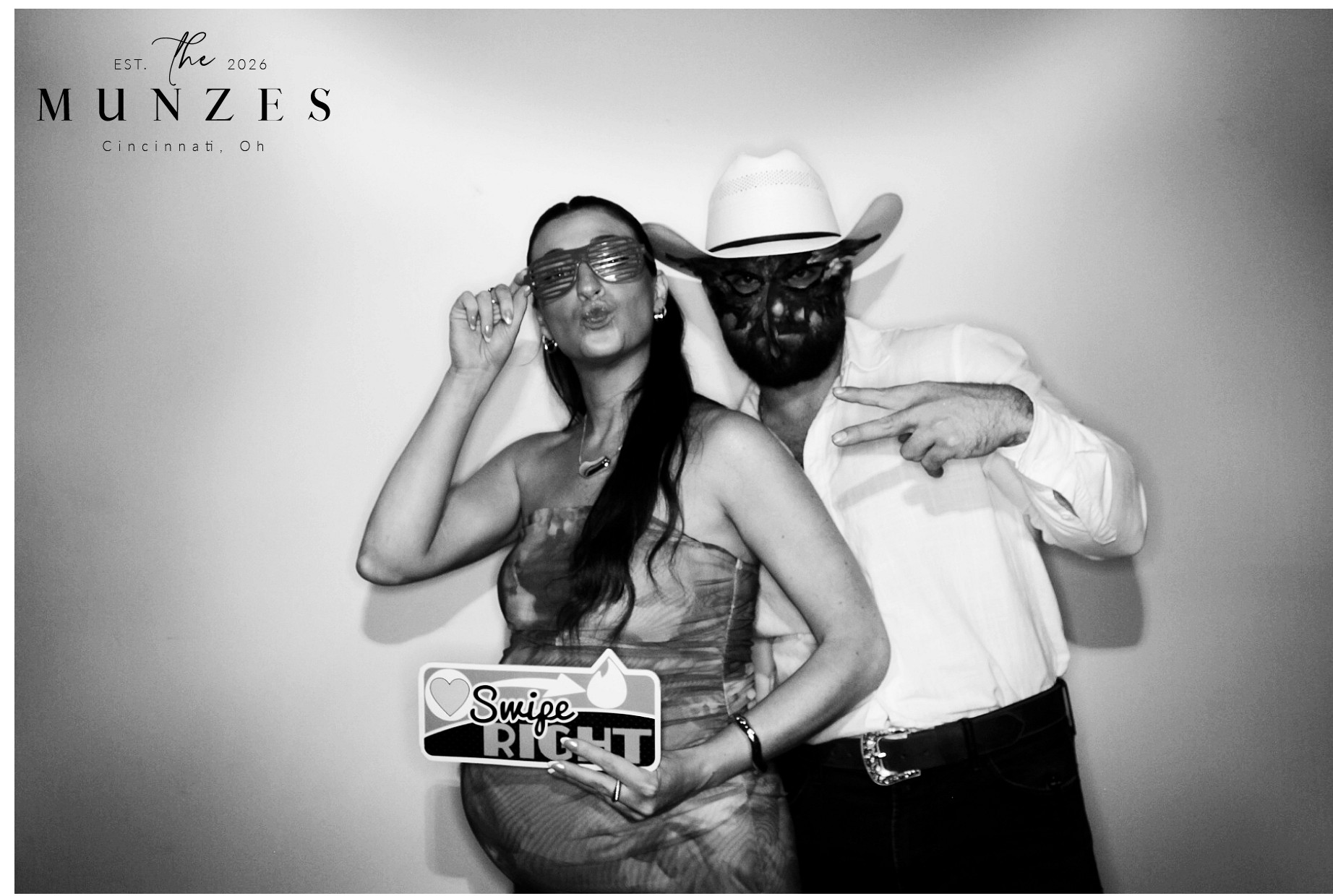 The Munzes | View more photos from the event at gallery.photoboothcincy.com/u/PhotoBoothCincy/The-Munzes
