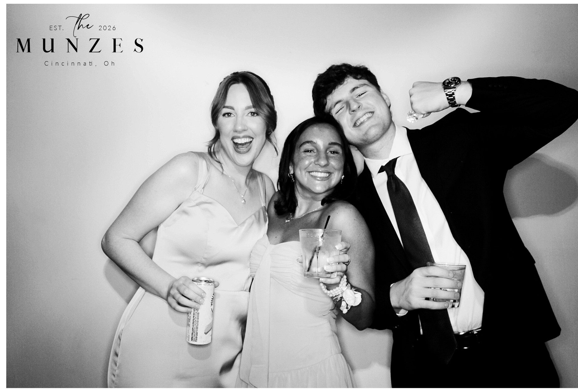 The Munzes | View more photos from the event at gallery.photoboothcincy.com/u/PhotoBoothCincy/The-Munzes
