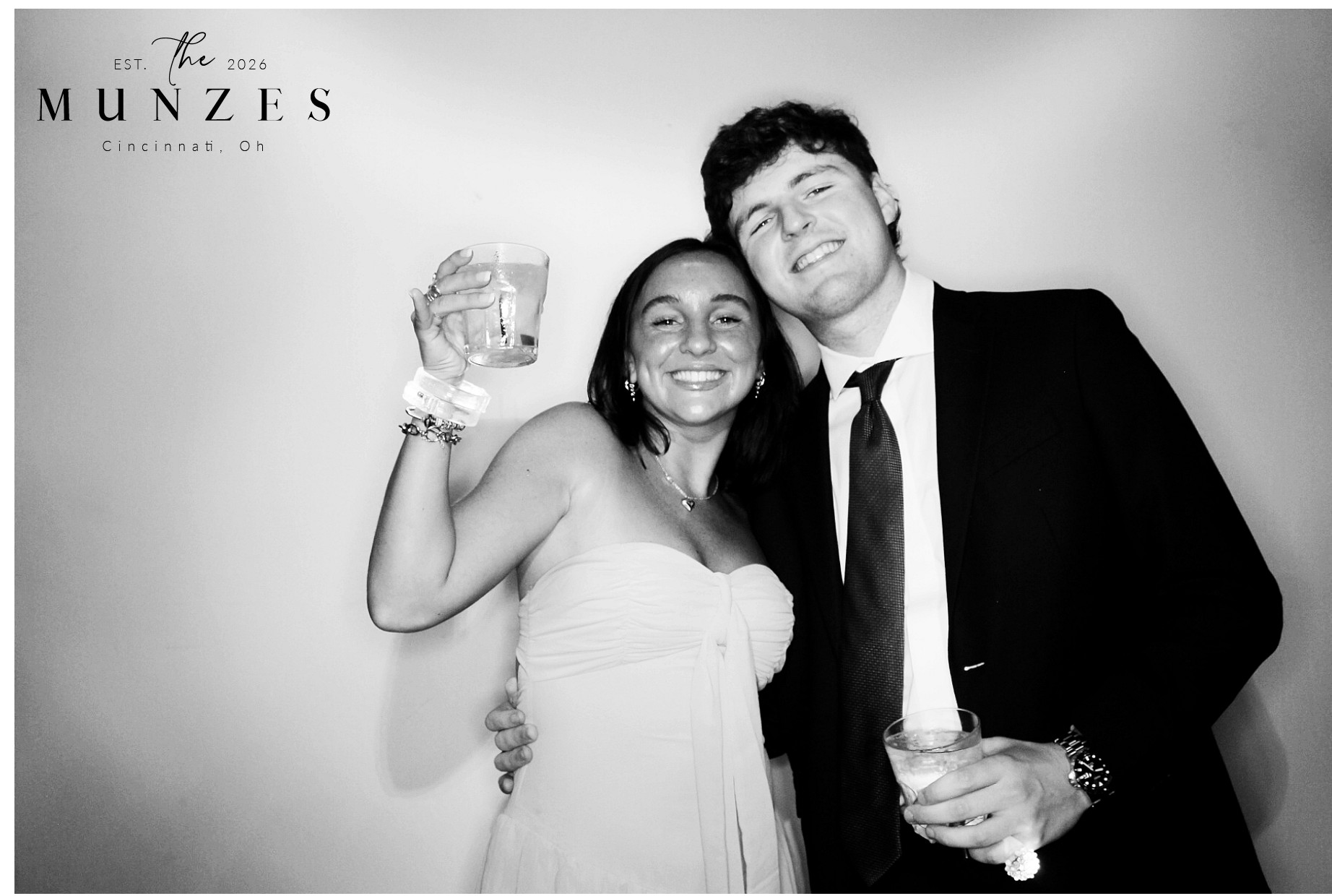 The Munzes | View more photos from the event at gallery.photoboothcincy.com/u/PhotoBoothCincy/The-Munzes