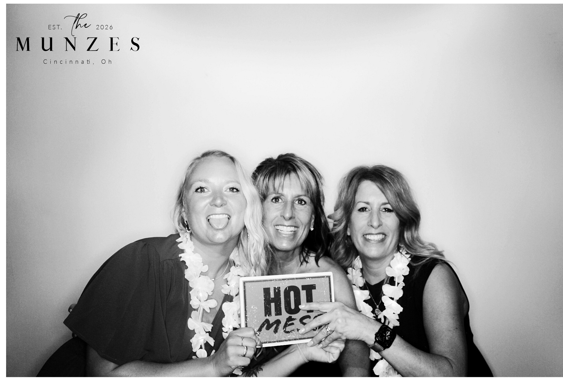 The Munzes | View more photos from the event at gallery.photoboothcincy.com/u/PhotoBoothCincy/The-Munzes