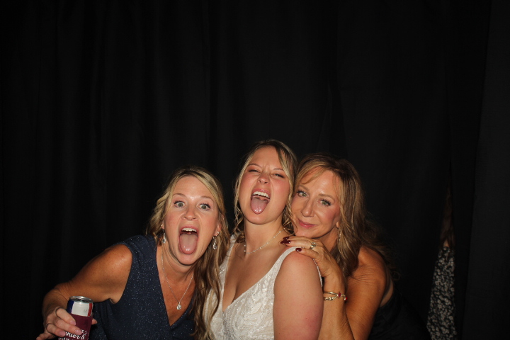 Voegeli Wedding | View more photos from the event at gallery.photoboothcincy.com/u/PhotoBoothCincy/Voegeli-Wedding