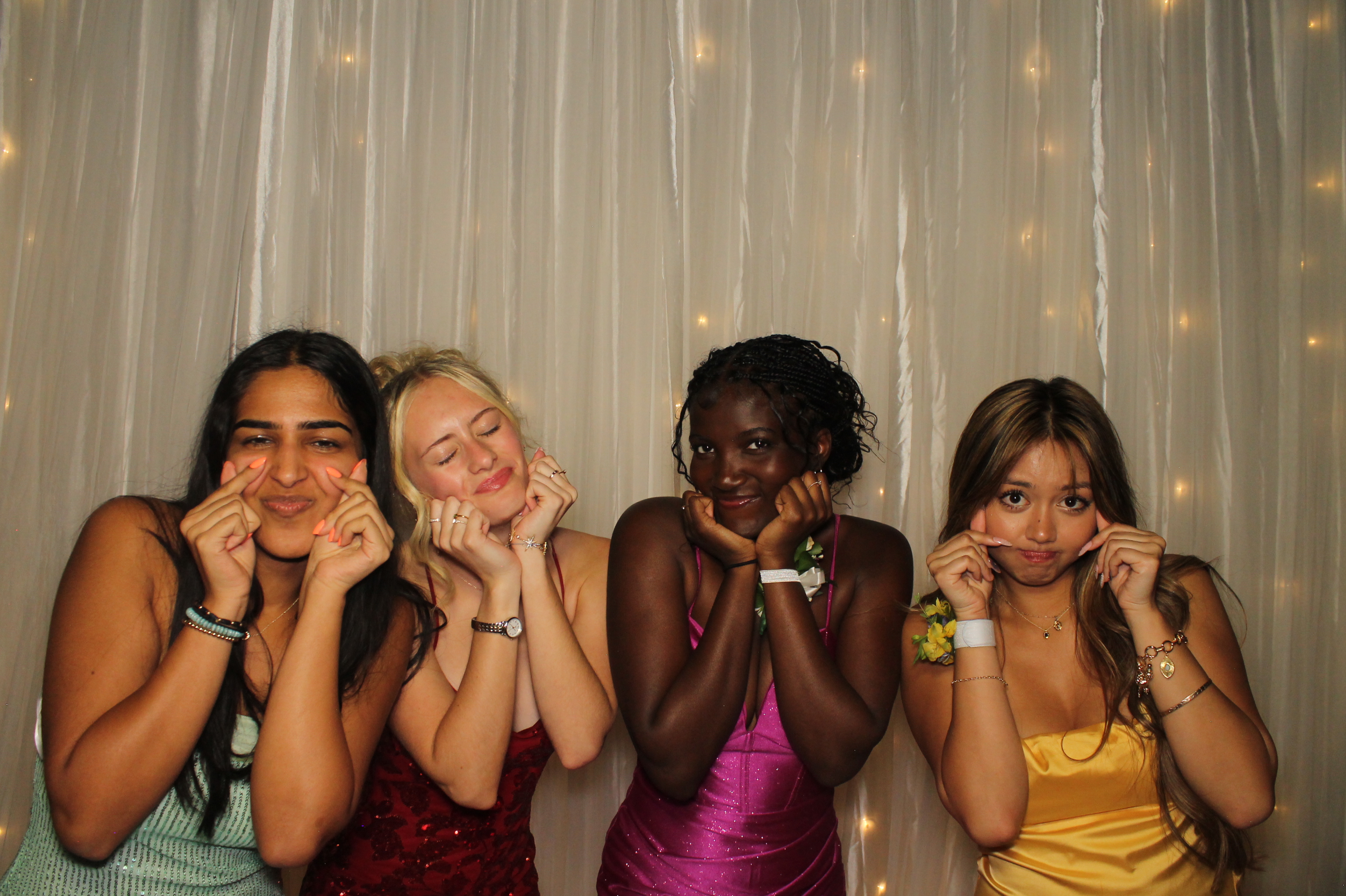 Walnut Hills Prom | View more photos from the event at gallery.photoboothcincy.com/u/PhotoBoothCincy/Walnut-Hills-Prom