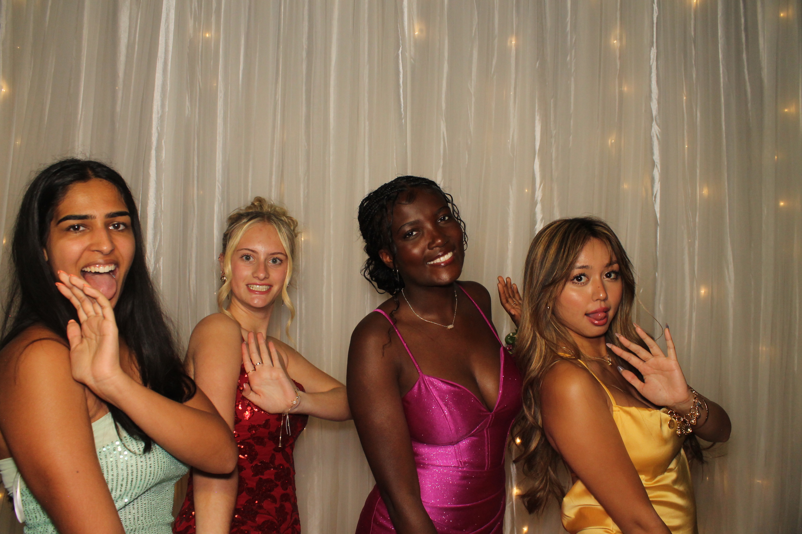Walnut Hills Prom | View more photos from the event at gallery.photoboothcincy.com/u/PhotoBoothCincy/Walnut-Hills-Prom