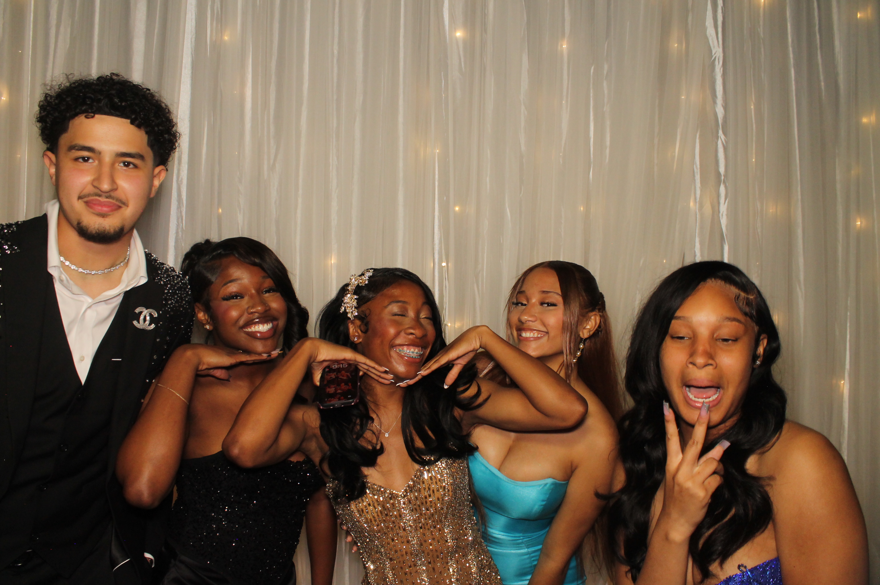 Walnut Hills Prom | View more photos from the event at gallery.photoboothcincy.com/u/PhotoBoothCincy/Walnut-Hills-Prom