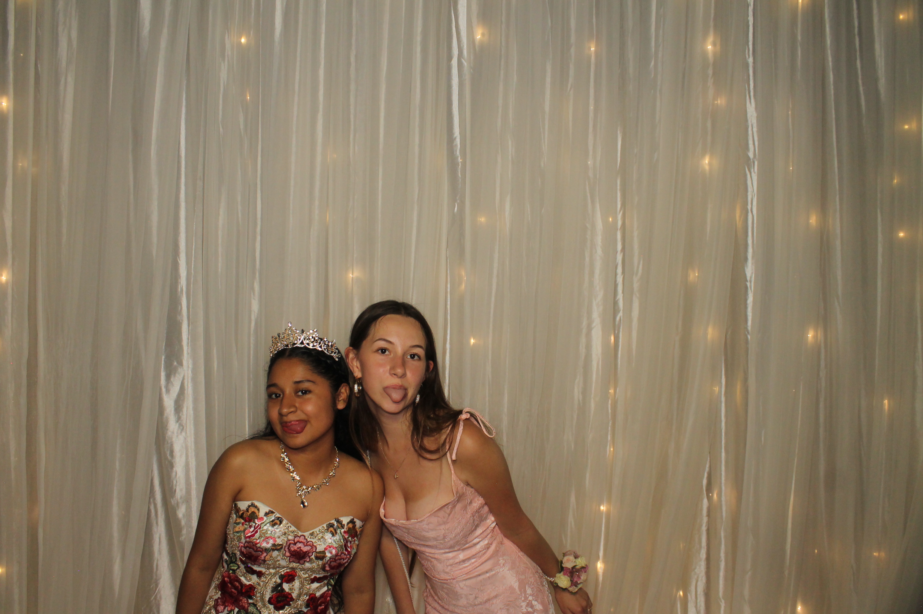 Walnut Hills Prom | View more photos from the event at gallery.photoboothcincy.com/u/PhotoBoothCincy/Walnut-Hills-Prom
