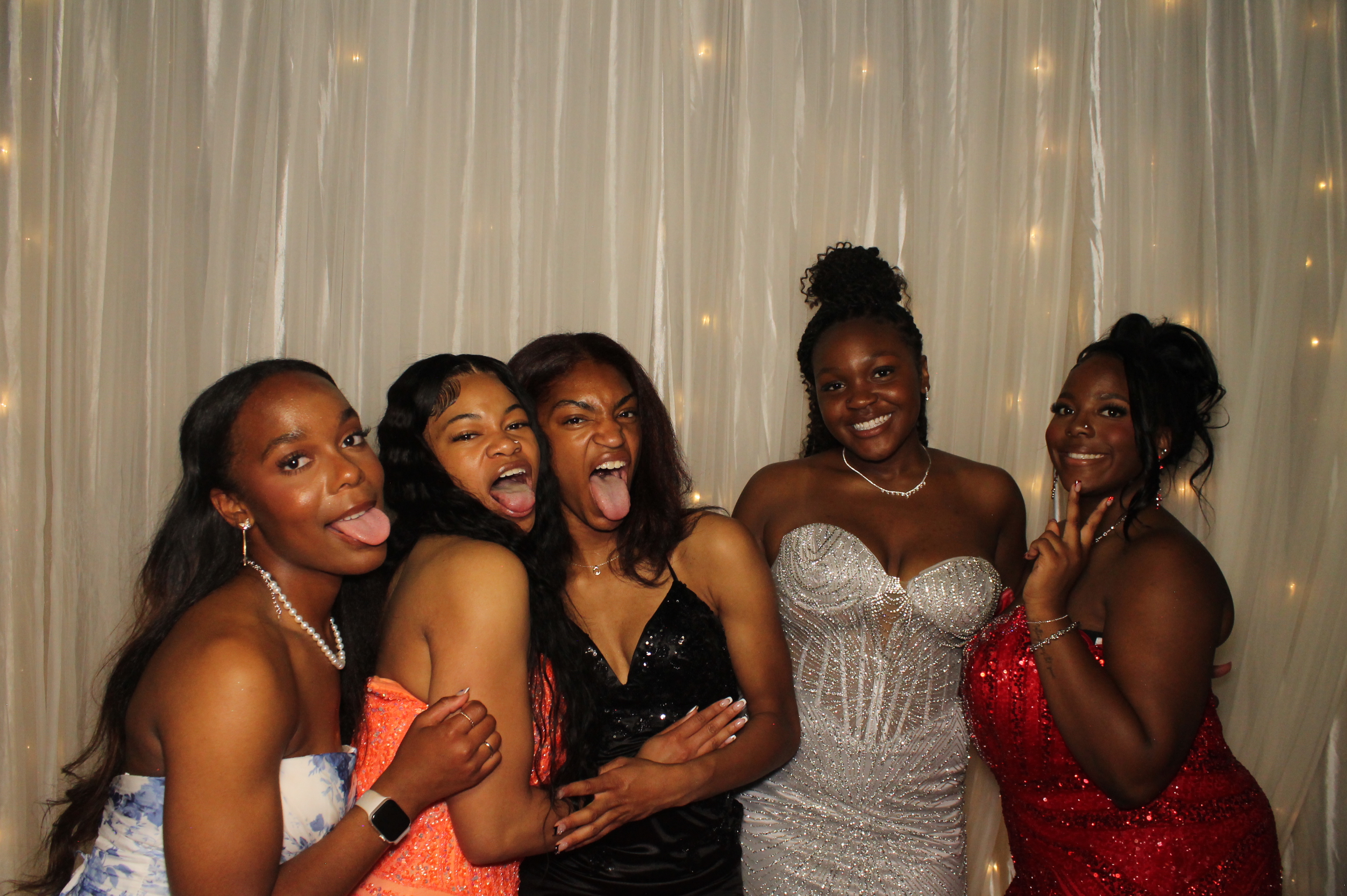 Walnut Hills Prom | View more photos from the event at gallery.photoboothcincy.com/u/PhotoBoothCincy/Walnut-Hills-Prom