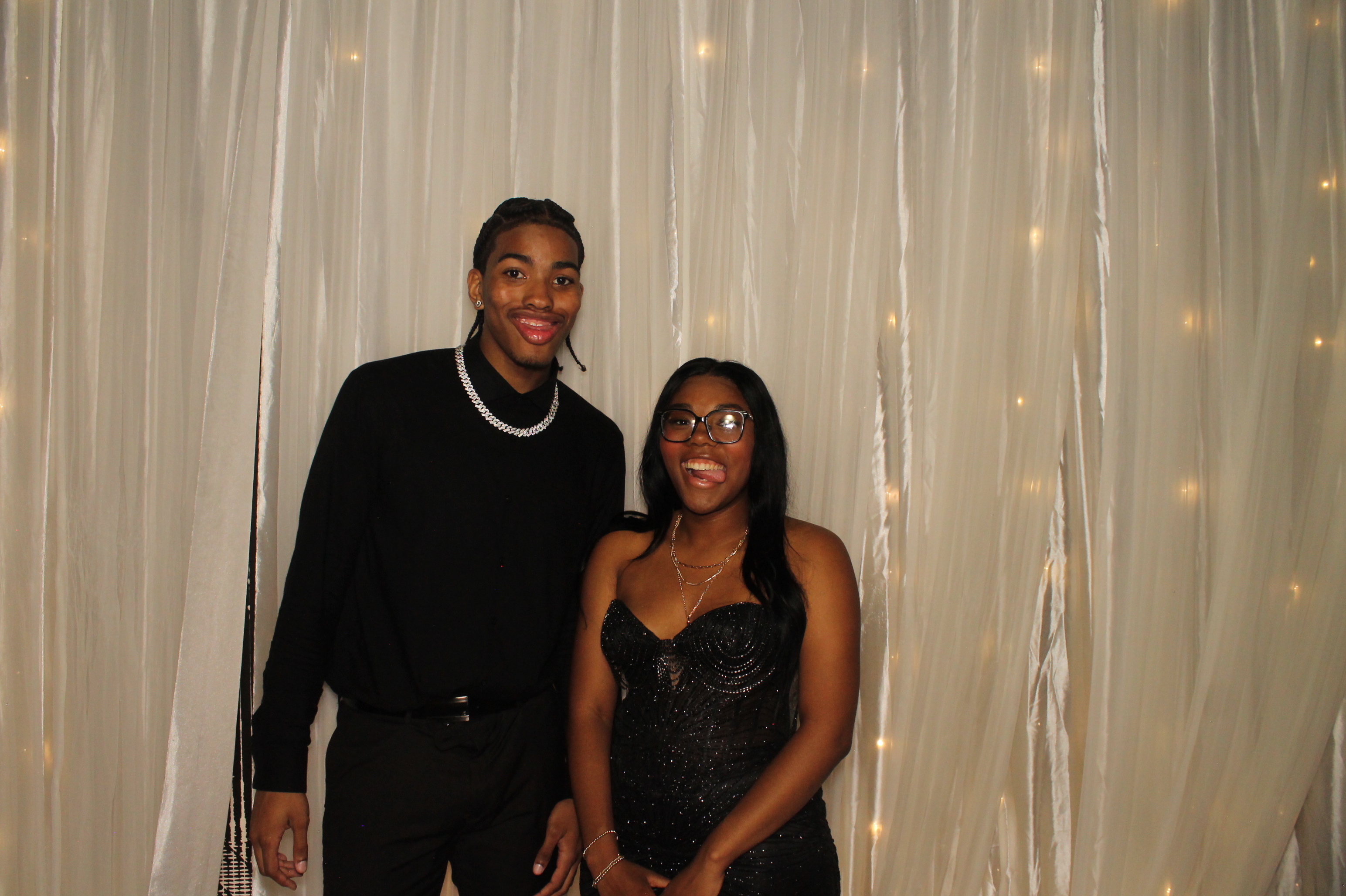 Walnut Hills Prom | View more photos from the event at gallery.photoboothcincy.com/u/PhotoBoothCincy/Walnut-Hills-Prom