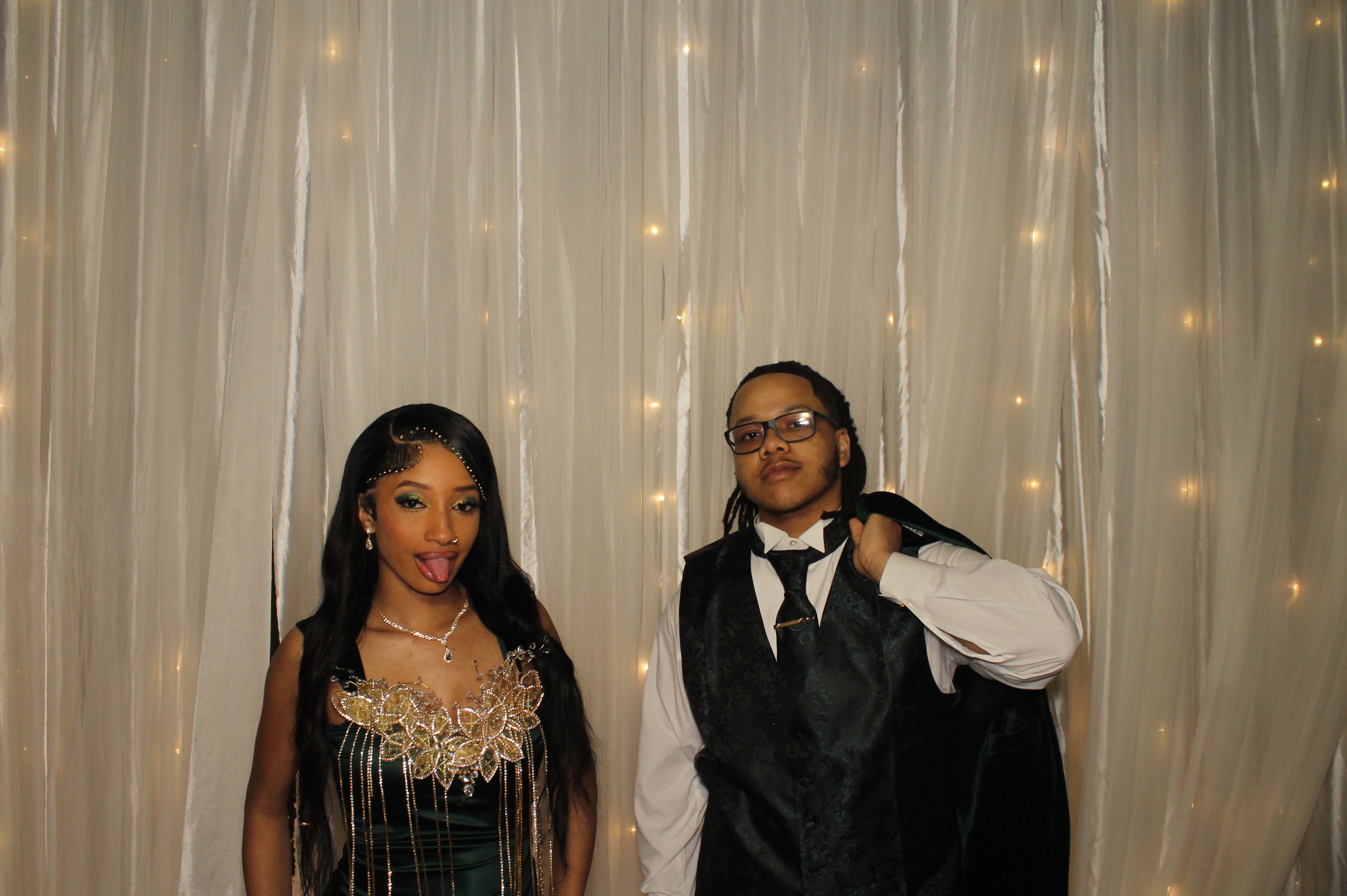 Walnut Hills Prom | View more photos from the event at gallery.photoboothcincy.com/u/PhotoBoothCincy/Walnut-Hills-Prom