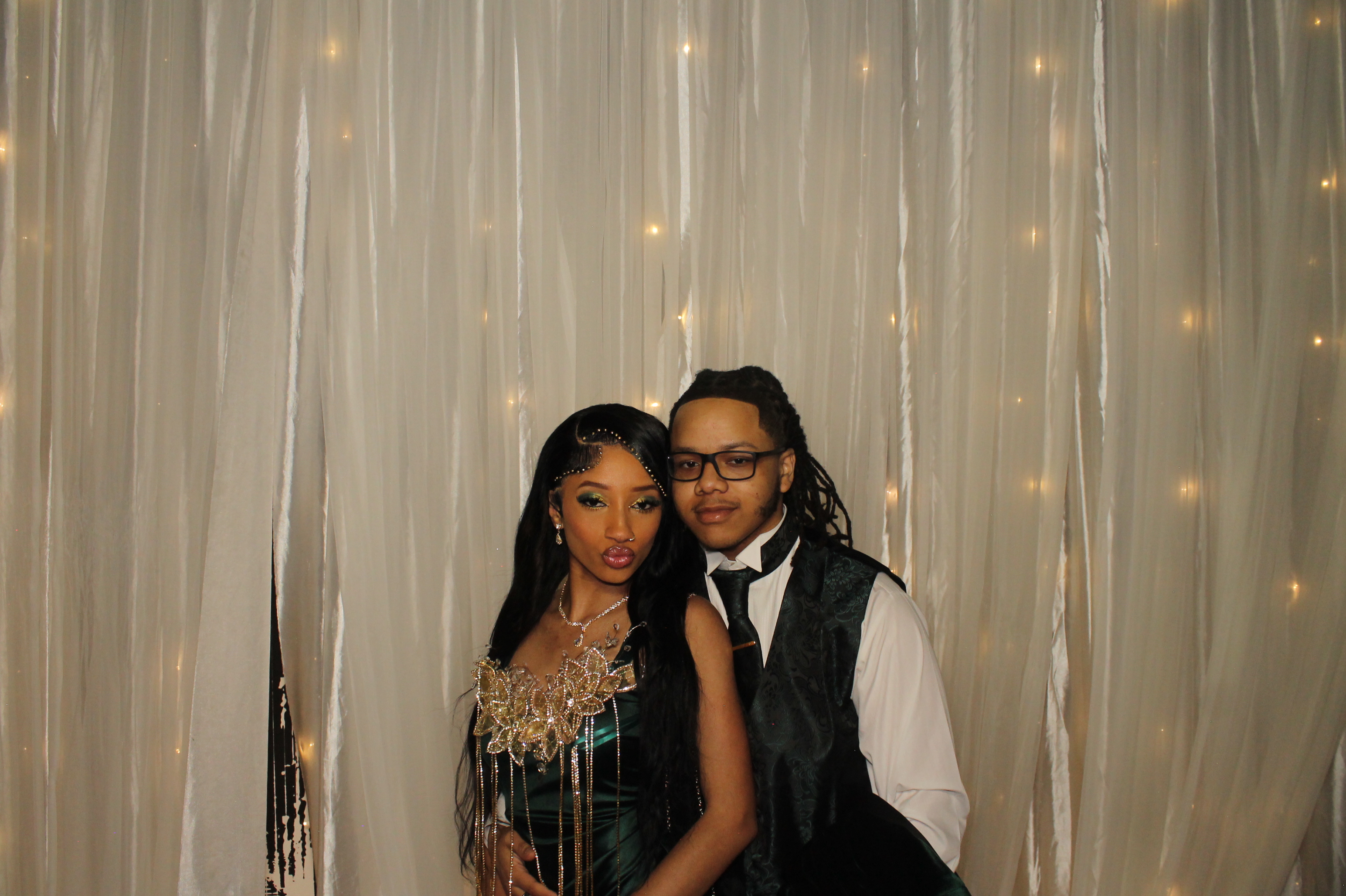 Walnut Hills Prom | View more photos from the event at gallery.photoboothcincy.com/u/PhotoBoothCincy/Walnut-Hills-Prom