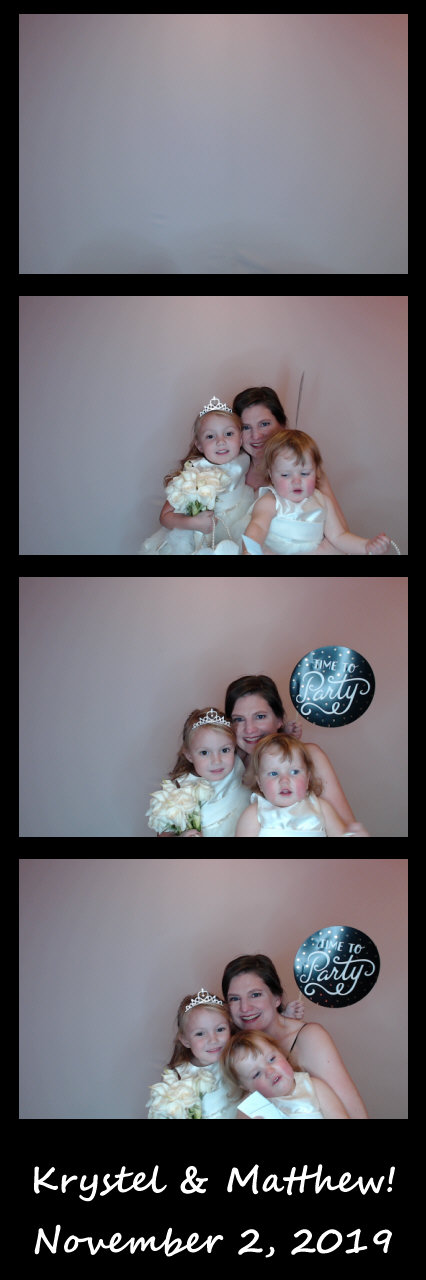 Burger wedding  | View more photos from the event at gallery.saycheesephotobooth.com/u/SayCheesePhotoBooth/Burger-wedding