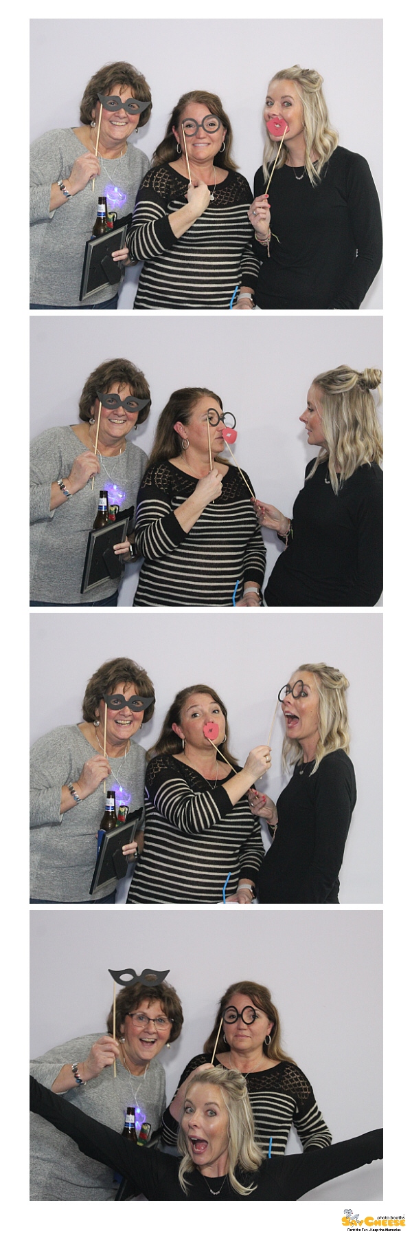 St. Elizabeth Holiday Party  | View more photos from the event at gallery.saycheesephotobooth.com/u/SayCheesePhotoBooth/St-Elizabeth-Holiday-Party