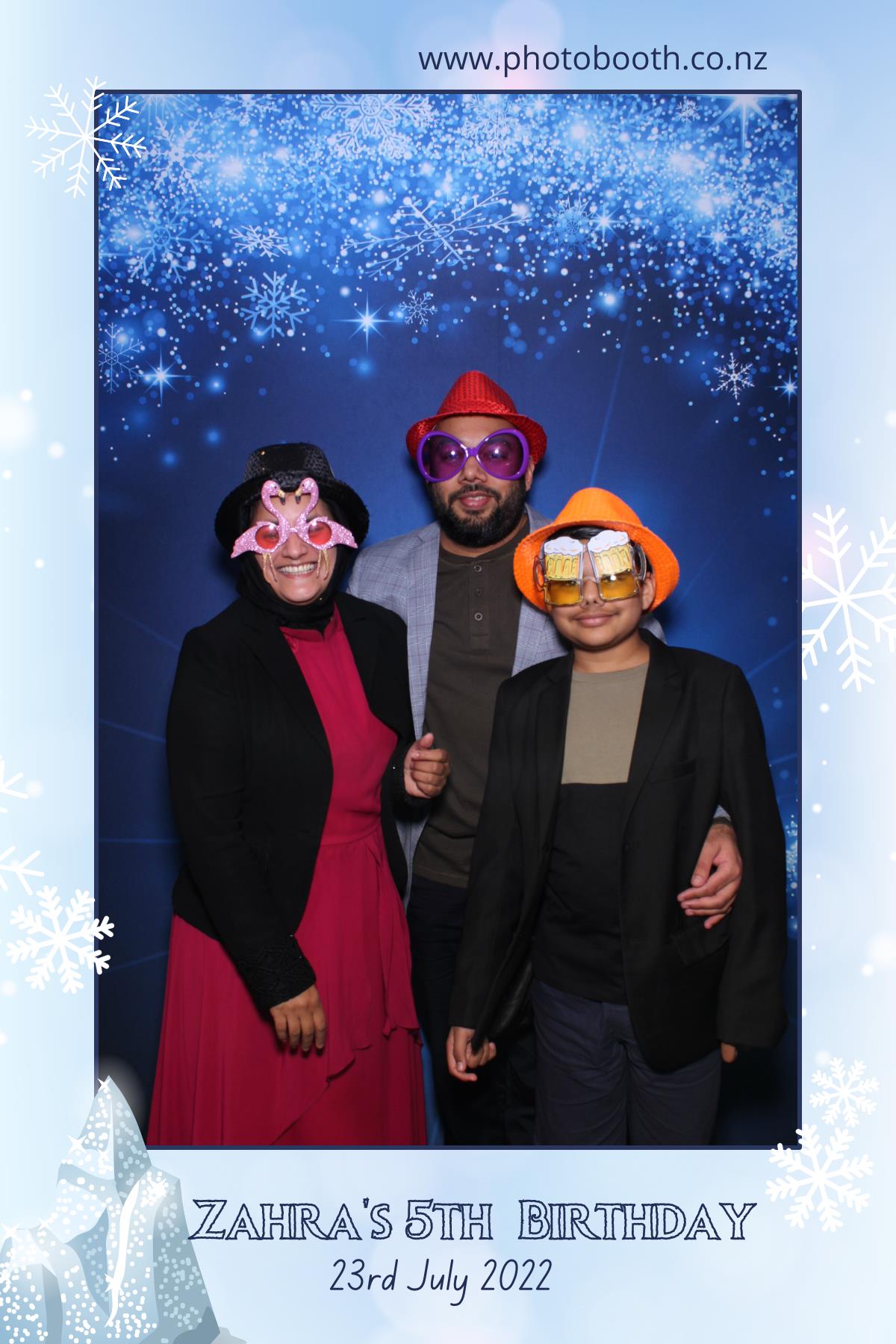 Zahra's 5th Frozen Birthday Party | View more photos from the event at gallery.photobooth.co.nz/u/SelfieCentral/Zahras-5th-Frozen-Birthday-Party
