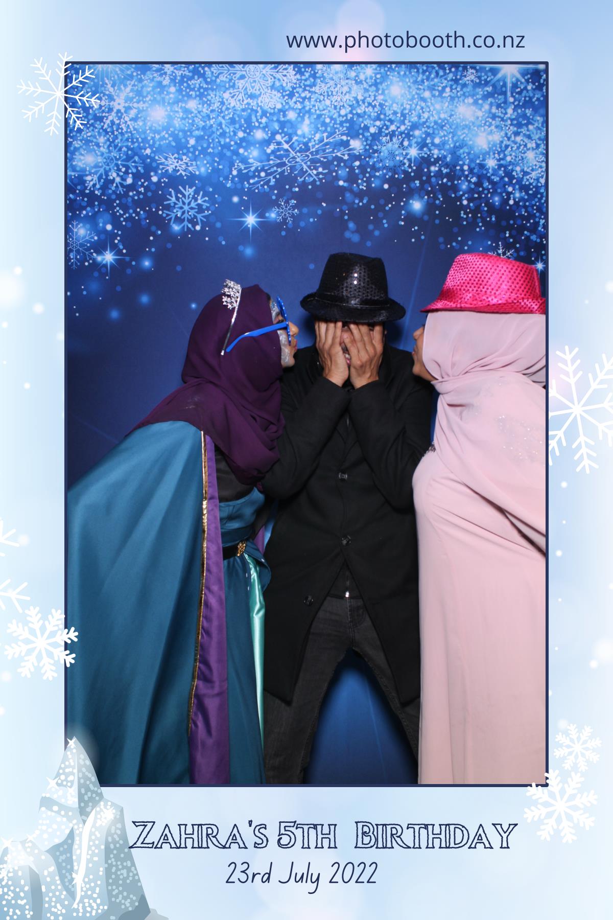 Zahra's 5th Frozen Birthday Party | View more photos from the event at gallery.photobooth.co.nz/u/SelfieCentral/Zahras-5th-Frozen-Birthday-Party