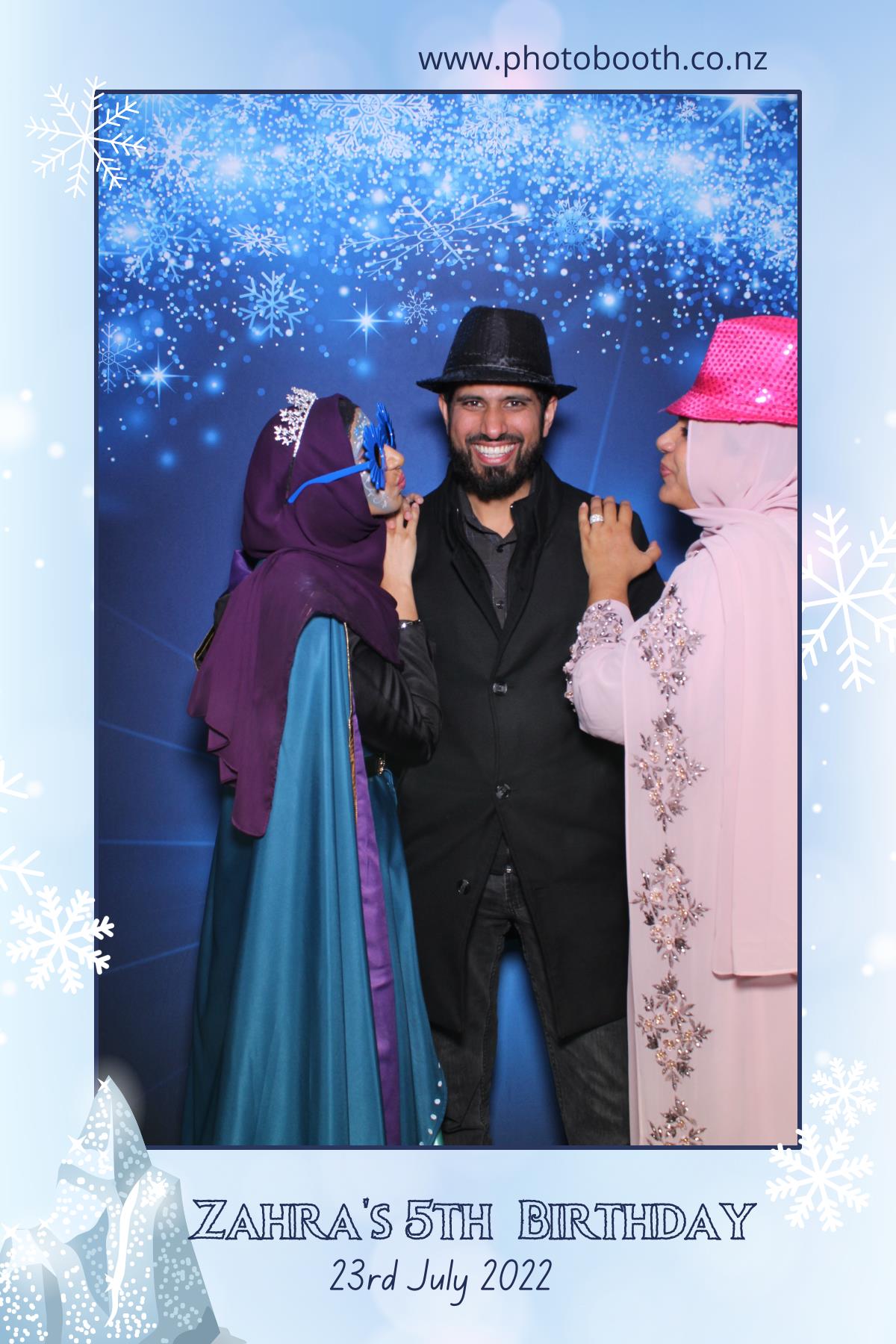 Zahra's 5th Frozen Birthday Party | View more photos from the event at gallery.photobooth.co.nz/u/SelfieCentral/Zahras-5th-Frozen-Birthday-Party