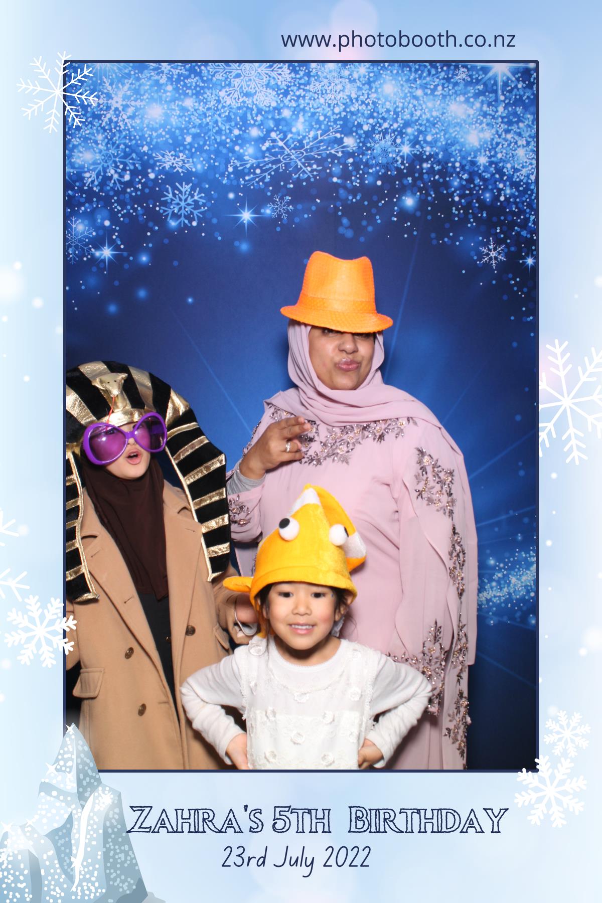 Zahra's 5th Frozen Birthday Party | View more photos from the event at gallery.photobooth.co.nz/u/SelfieCentral/Zahras-5th-Frozen-Birthday-Party